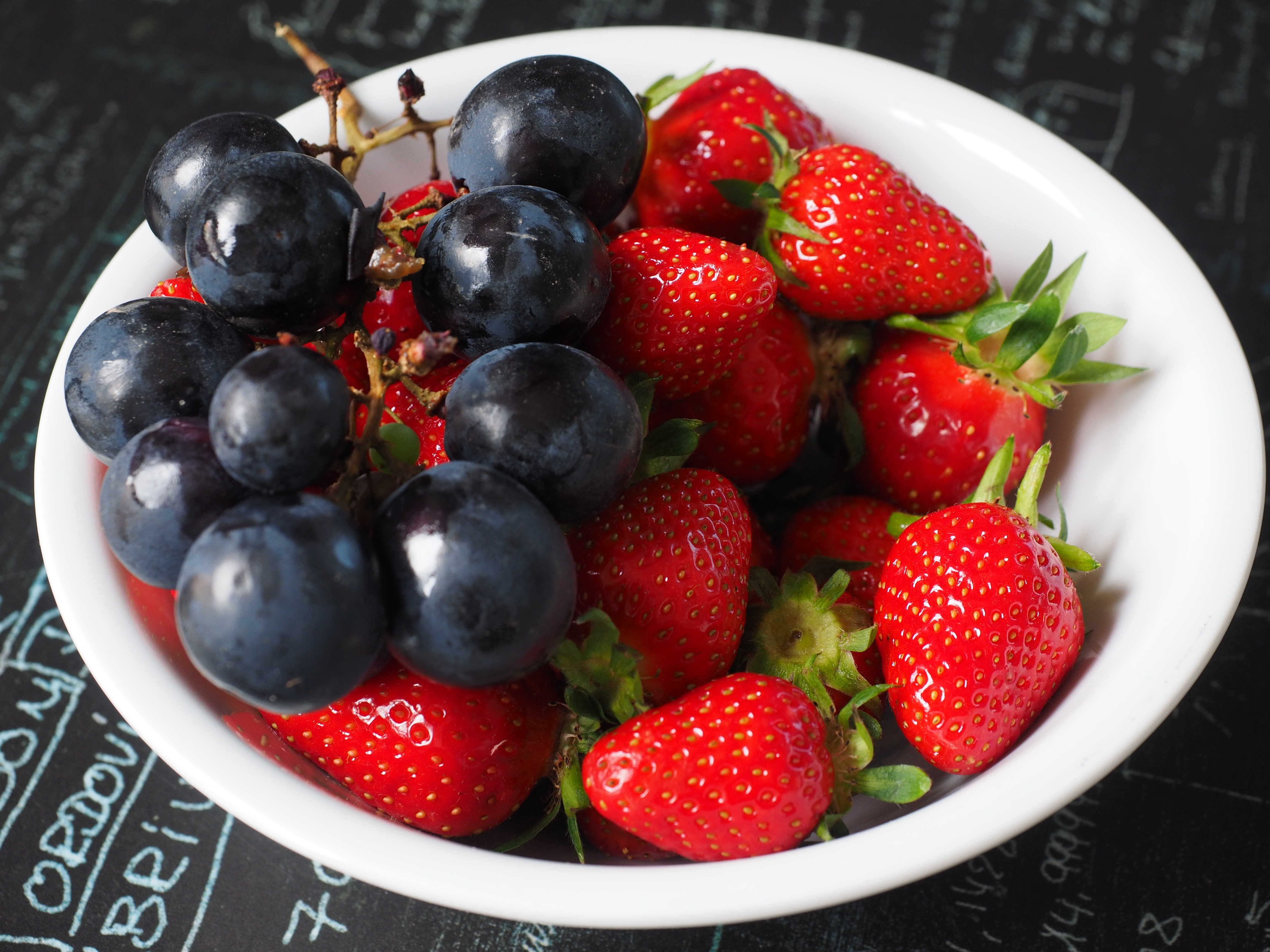 71535 Hintergrundbild herunterladen lebensmittel, erdbeere, trauben, berries, teller - Bildschirmschoner und Bilder kostenlos