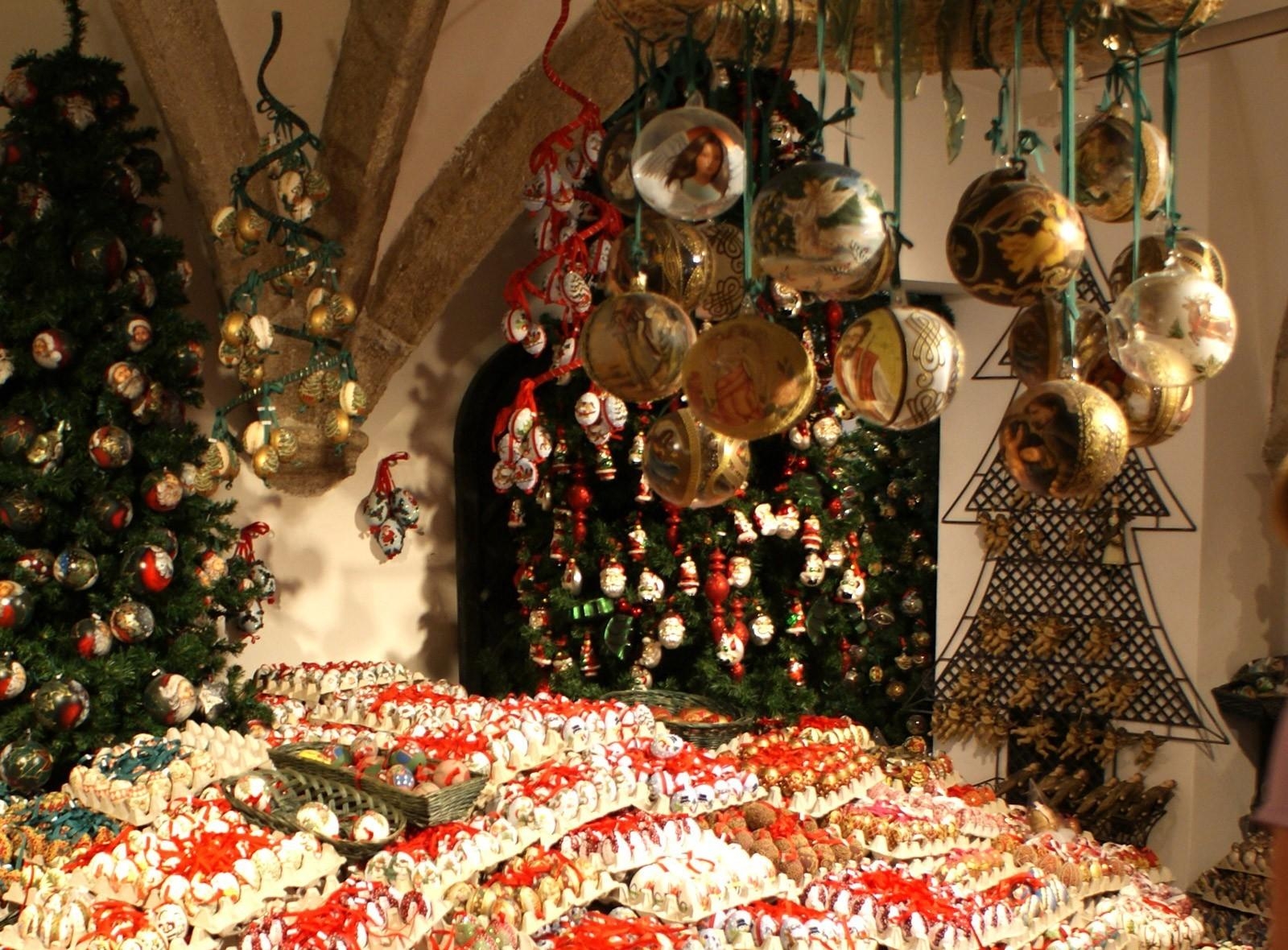 Fir-Trees holiday, christmas tree toys, new year, balls 4k Wallpaper