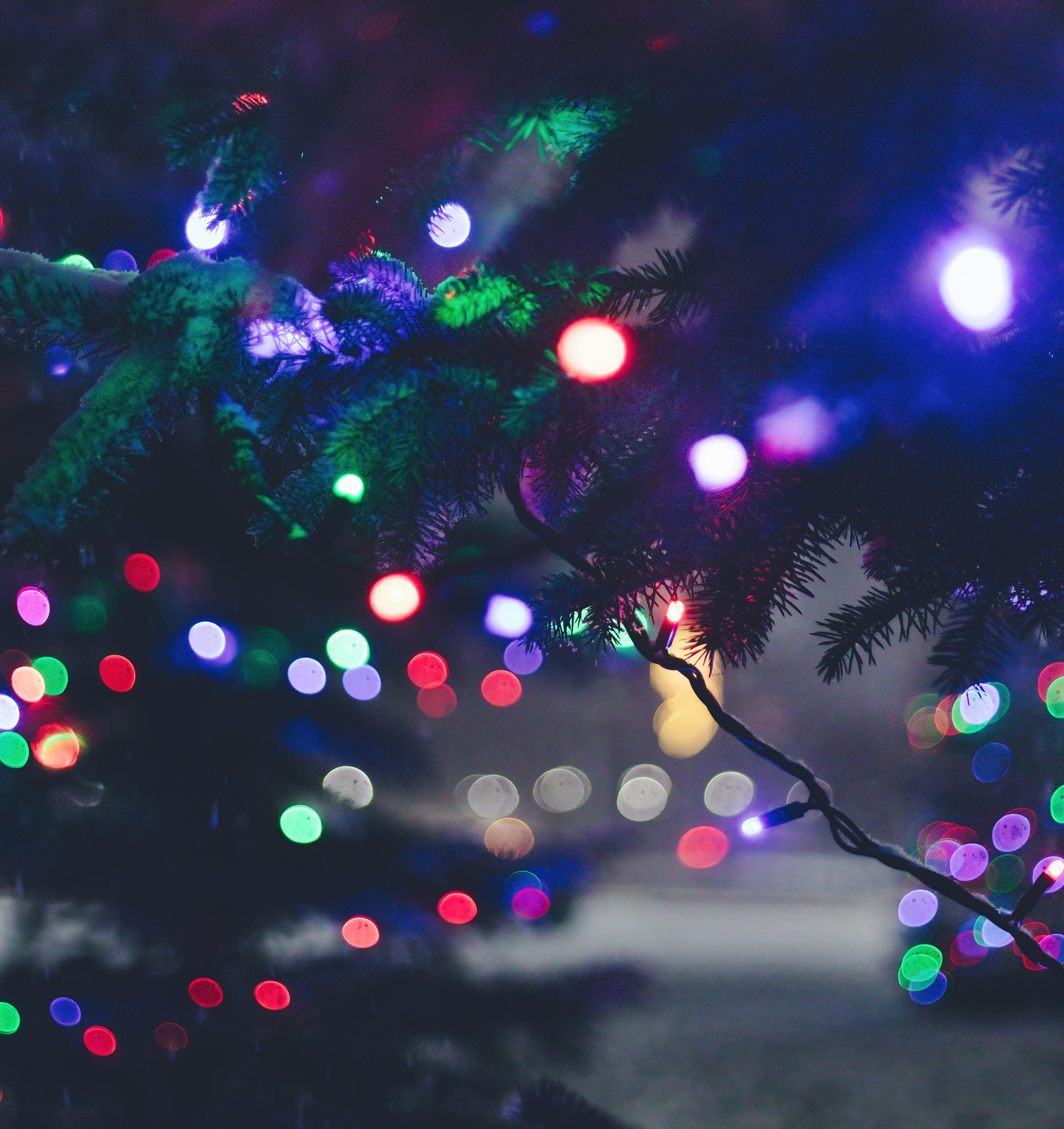 Handy-Wallpaper Feiertage, Neujahr, Weihnachten, Die Lichter, Lichter, Blendung, Neues Jahr, Weihnachtsbaum, Girlande, Garland kostenlos herunterladen.