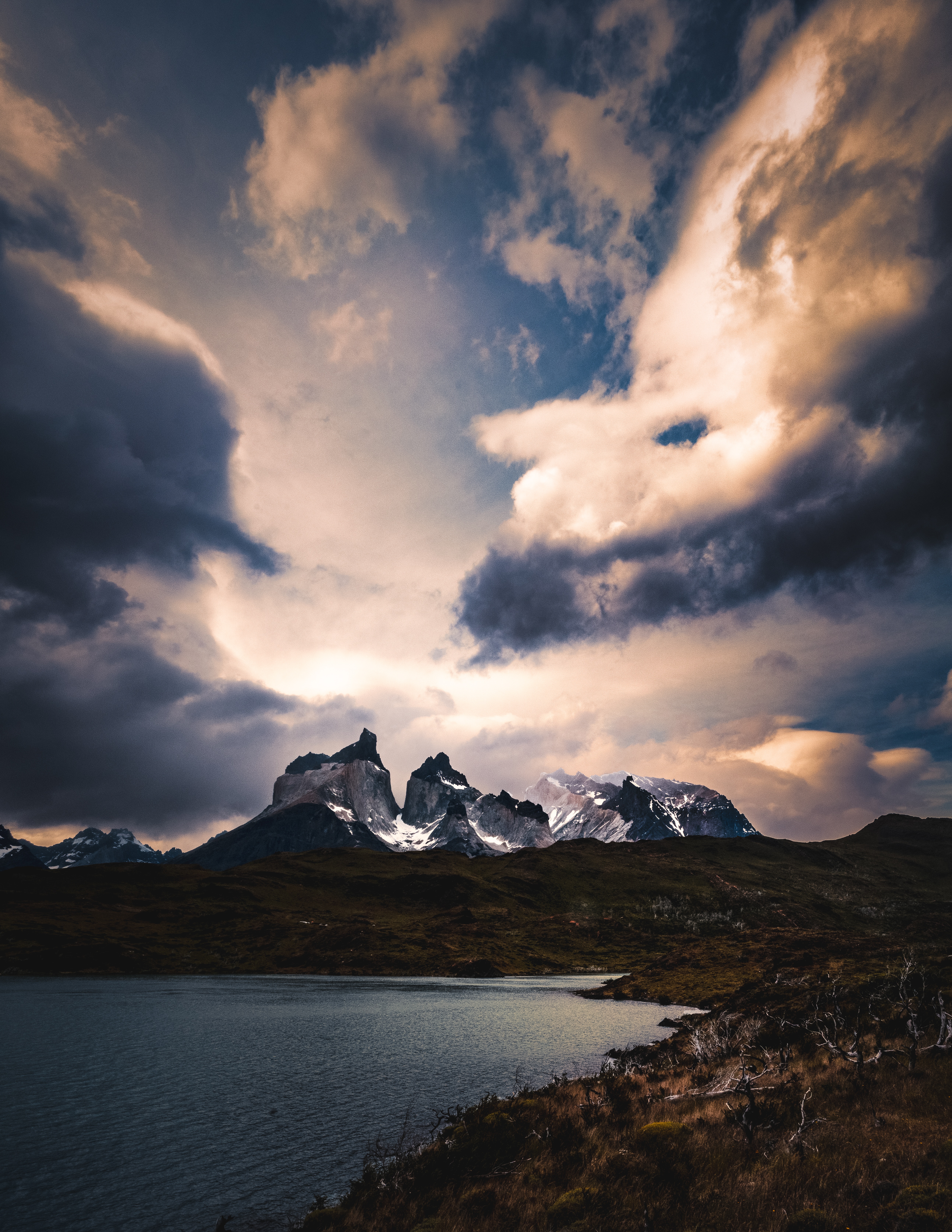 149661 Bild herunterladen mountains, natur, grass, clouds, see, dämmerung, twilight, hauptsächlich bewölkt, bedeckt - Hintergrundbilder und Bildschirmschoner kostenlos