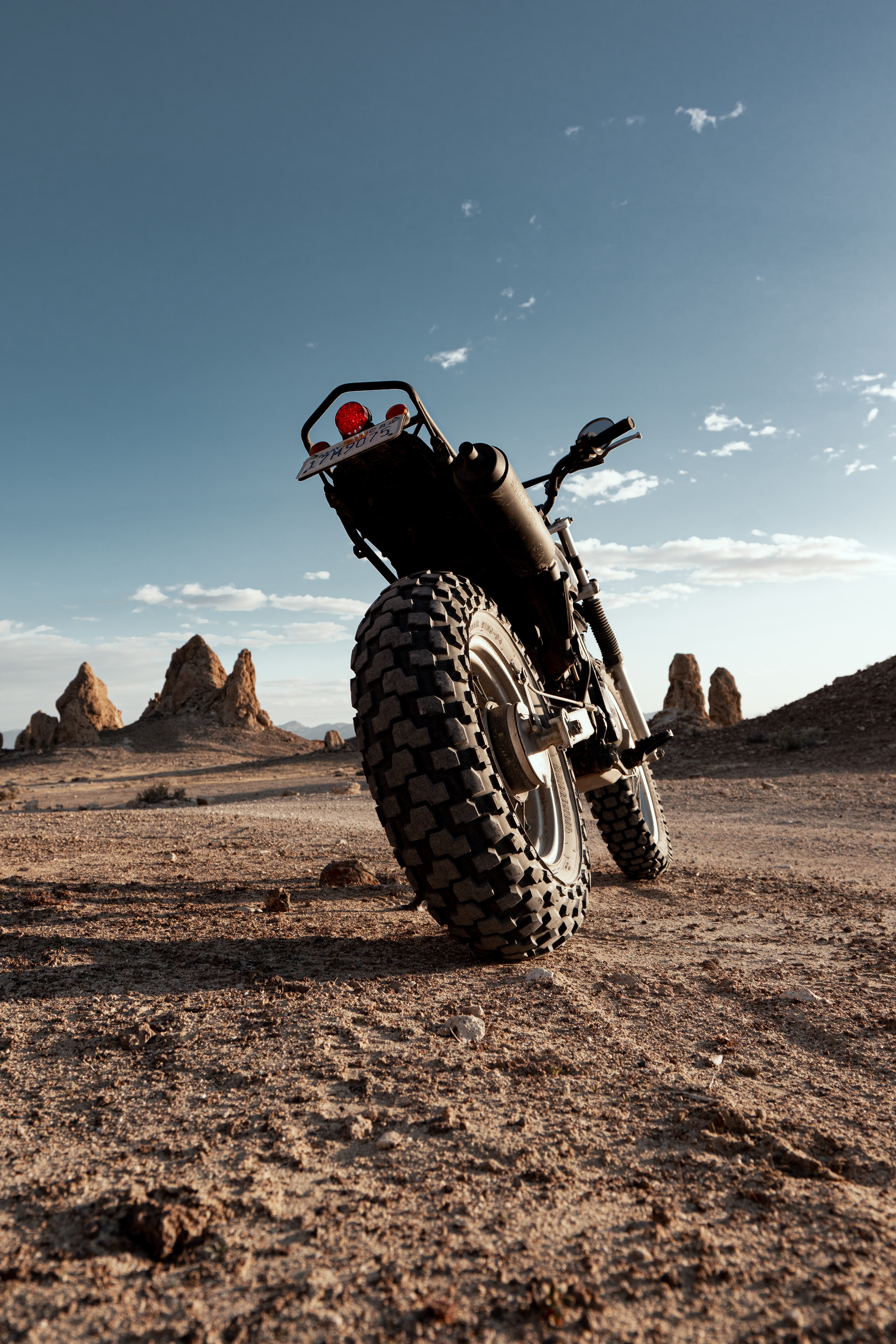 Handy-Wallpaper Motorräder, Wüste, Rückansicht, Motorrad, Rad kostenlos herunterladen.