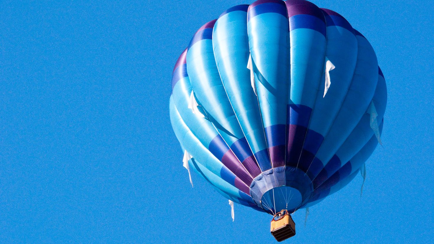Что будет происходить с воздушным шаром. Голубой воздушный шар. Воздушные шары летательные. Воздушные шары в небе. Воздушный шар над головой.