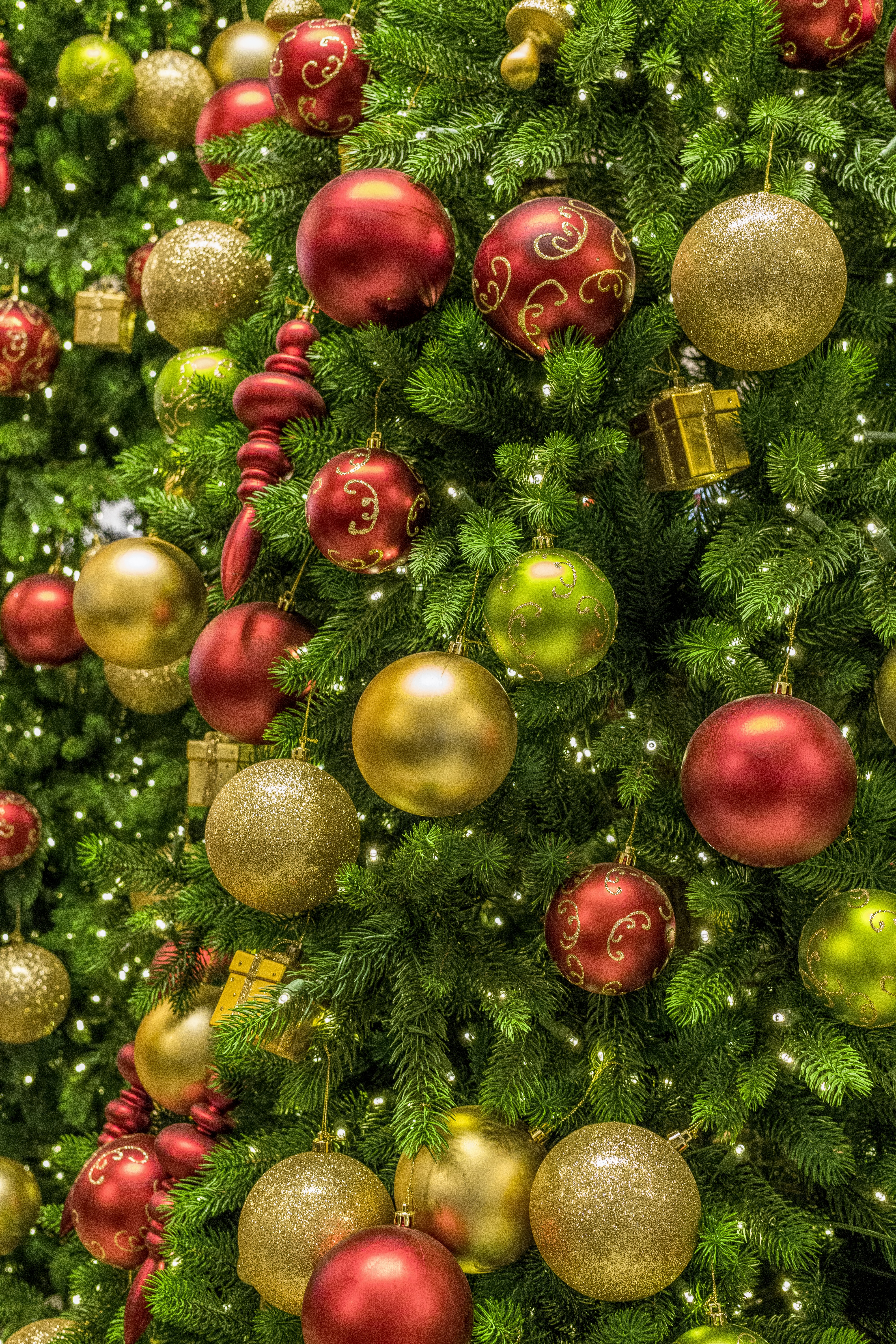 132163 Hintergrundbilder und Weihnachtsbaum Spielzeug Bilder auf dem Desktop. Laden Sie weihnachtsbaum, mehrfarbig, weihnachtsschmuck, bälle Bildschirmschoner kostenlos auf den PC herunter