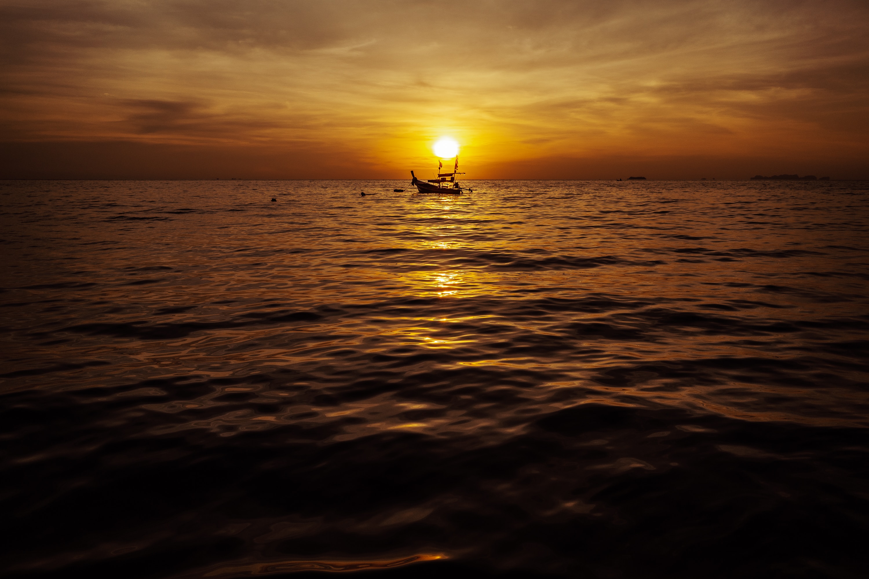 131213 Hintergrundbild herunterladen sea, sunset, waves, dunkel, dämmerung, twilight, ein boot, boot - Bildschirmschoner und Bilder kostenlos
