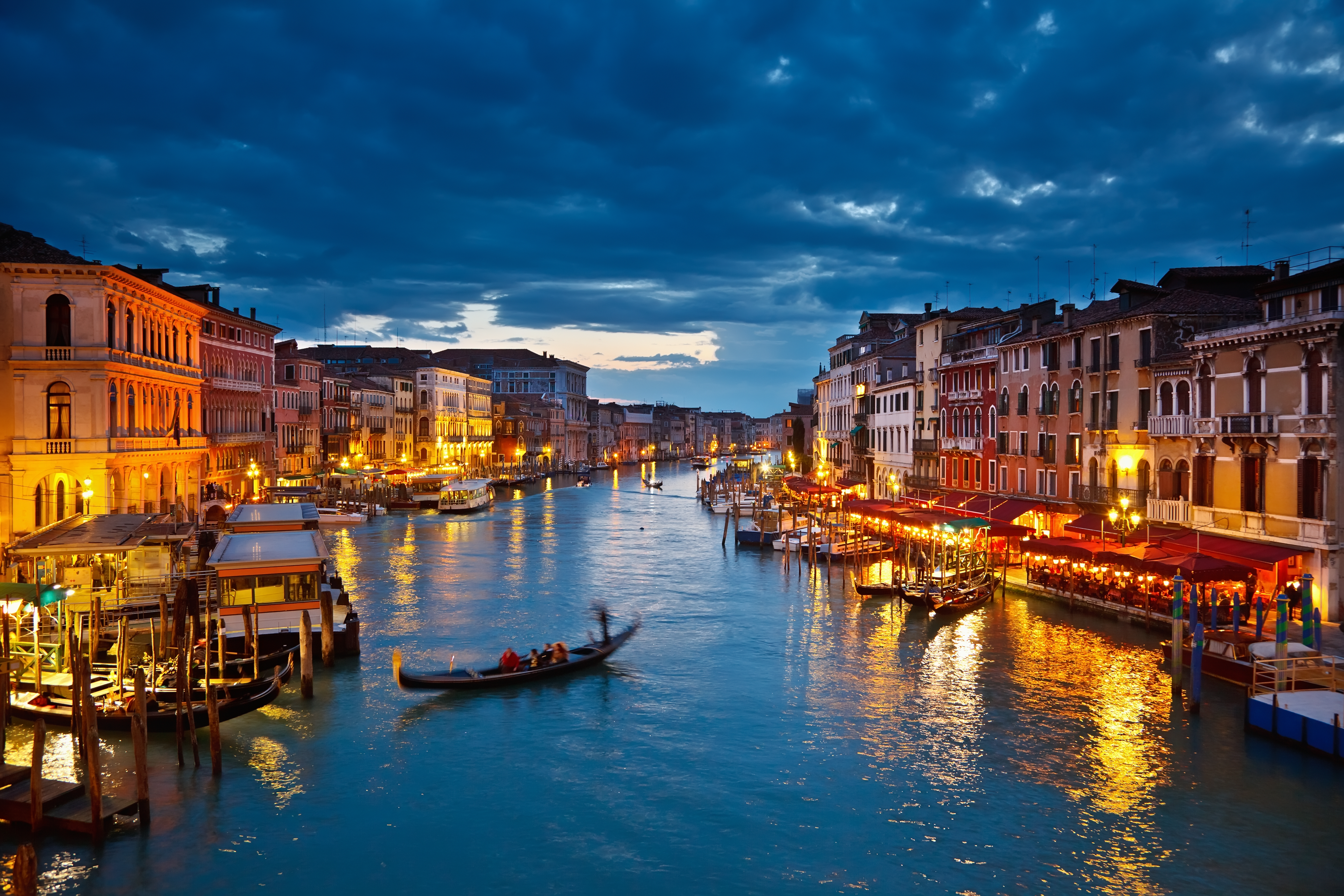 1524256 скачать обои ночь, венеция, свет, канал, гондола, италия, сделано человеком, города, город - заставки и картинки бесплатно