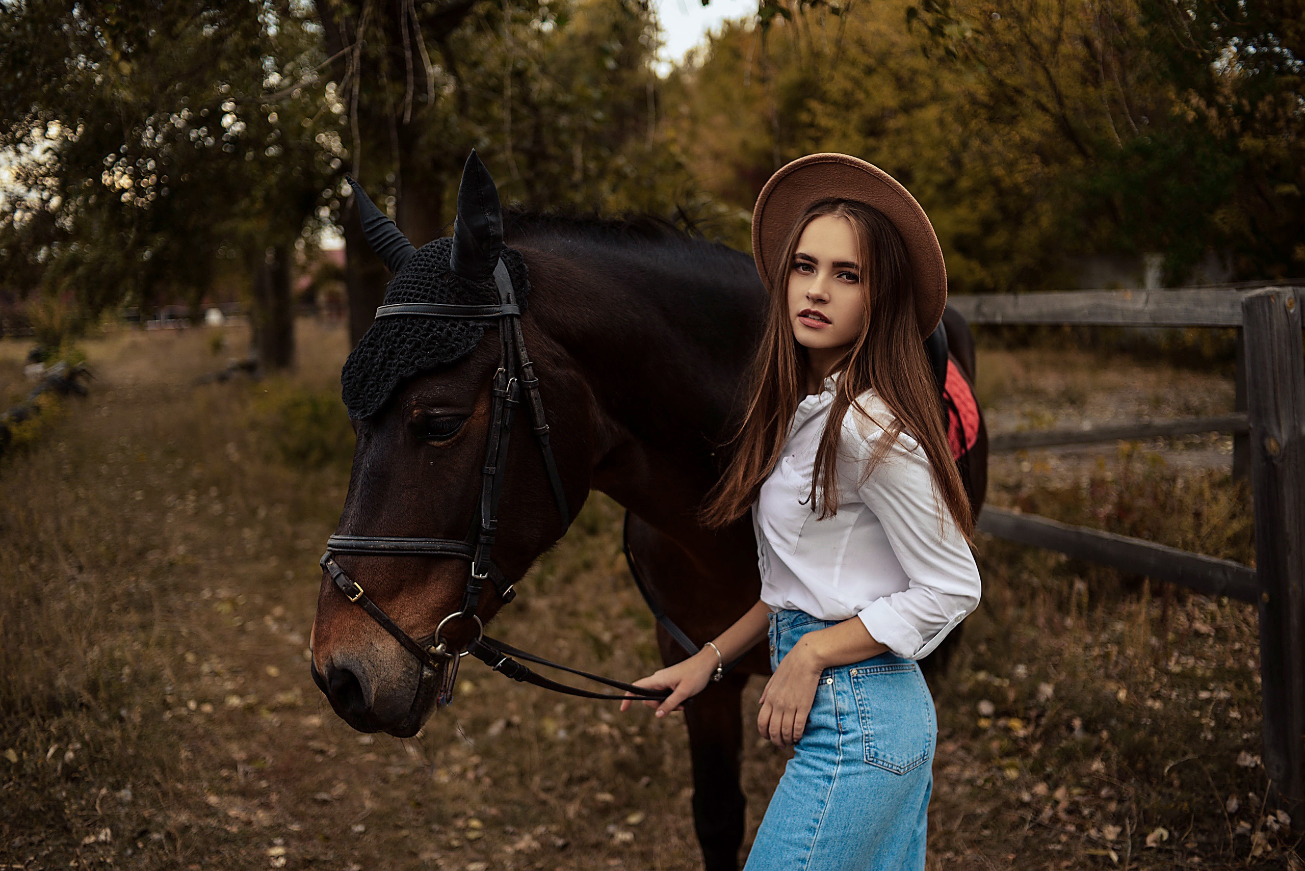 Русская девушка с лошадью. Девушка с лошадью. Фотосессия с лошадьми. Девушка на коне.
