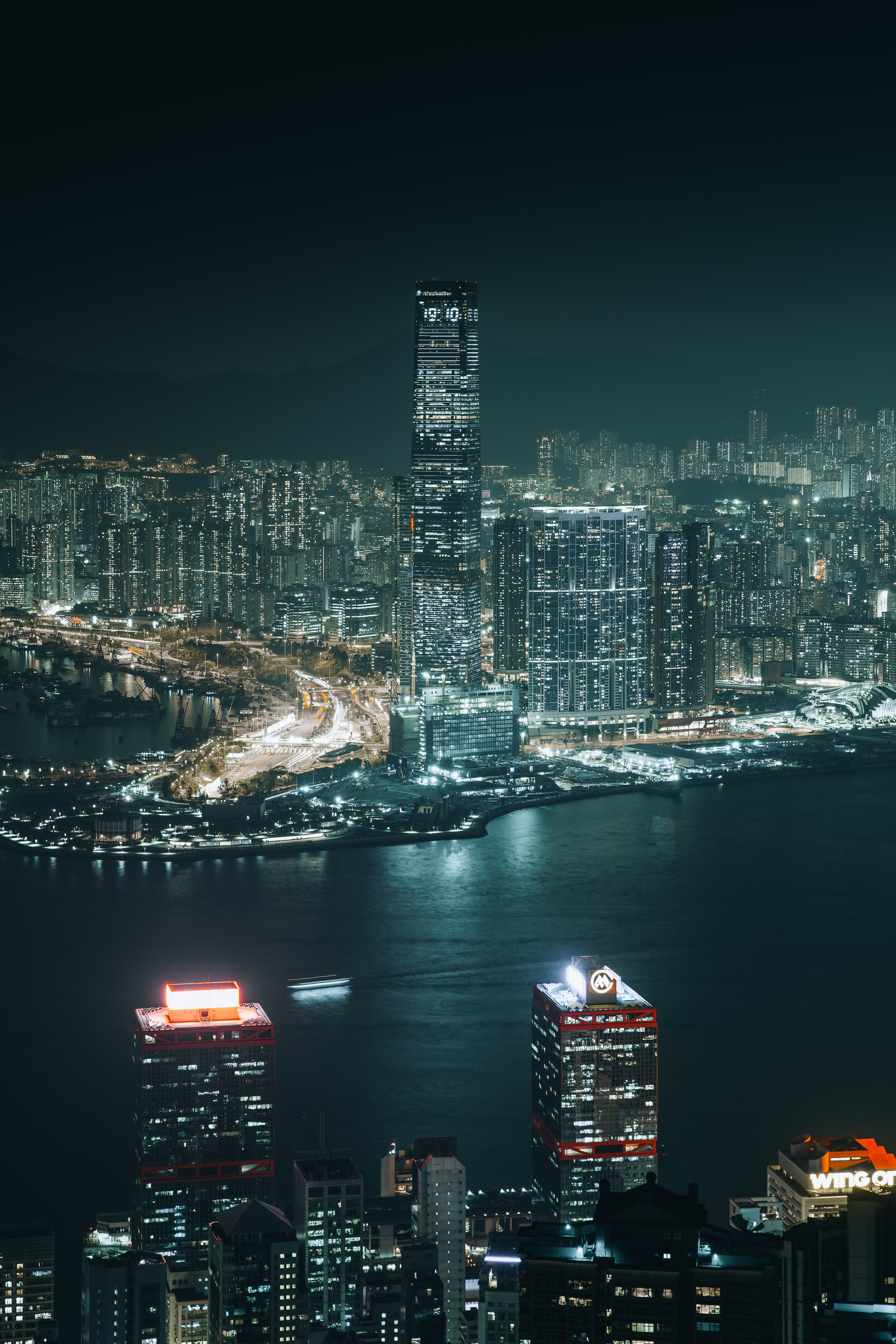 Handy-Wallpaper Städte, Flüsse, Gebäude, Blick Von Oben, Nächtliche Stadt, Night City, Hongkong, Sonderverwaltungsregion Hongkong kostenlos herunterladen.