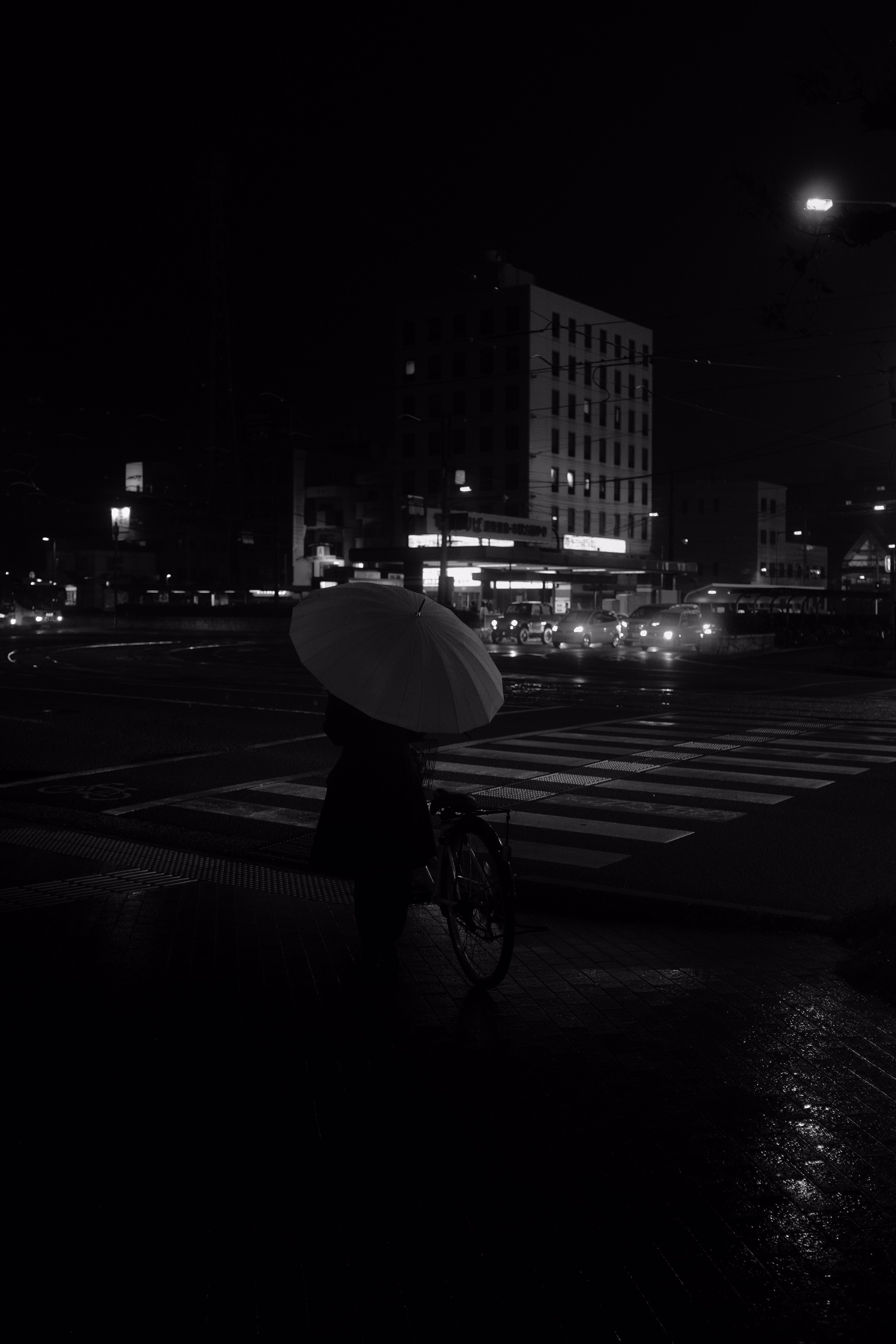 UHD wallpaper night, umbrella, black and white, street