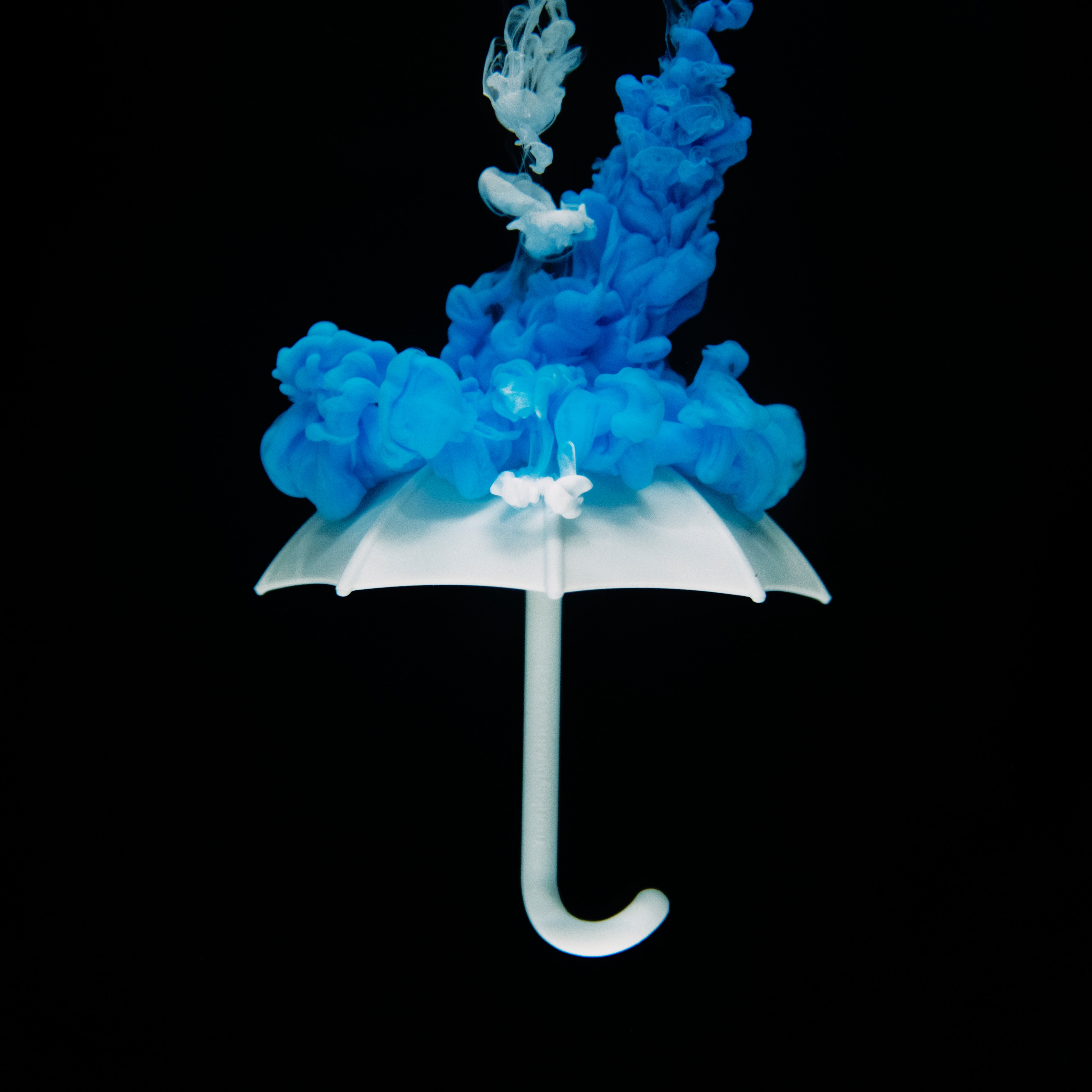 54975 скачать обои зонт, разное, синий, краска, жидкость, сгустки - заставки и картинки бесплатно