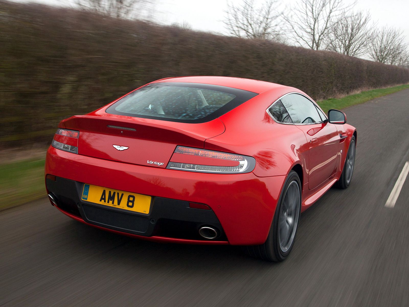 Laden Sie das Auto, Aston Martin, Cars, Rückansicht, Geschwindigkeit, V8, Vorteil, Vantage, 2012-Bild kostenlos auf Ihren PC-Desktop herunter