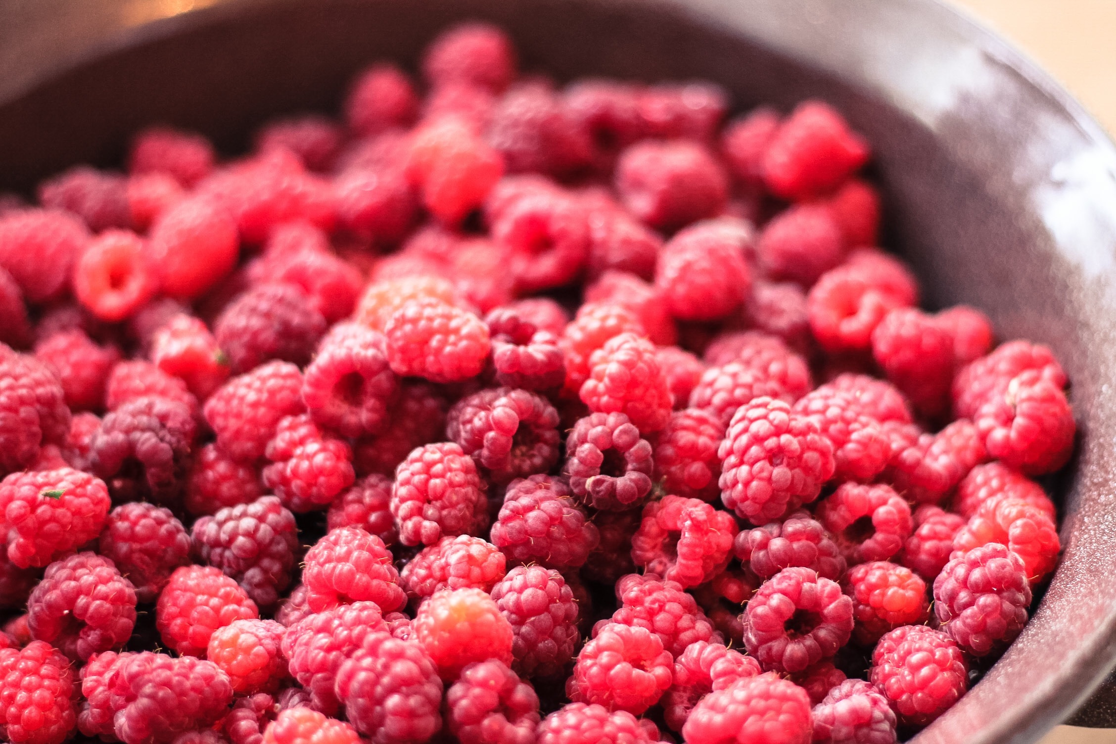 143945 download wallpaper food, raspberry, berries, plate, ripe screensavers and pictures for free