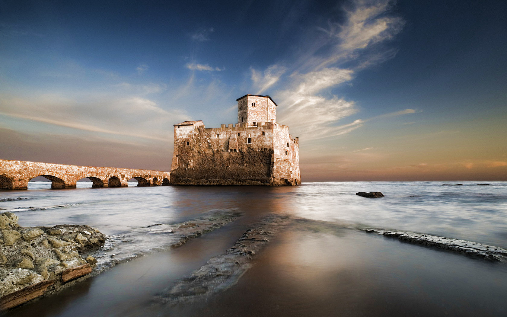 Замок на берегу
