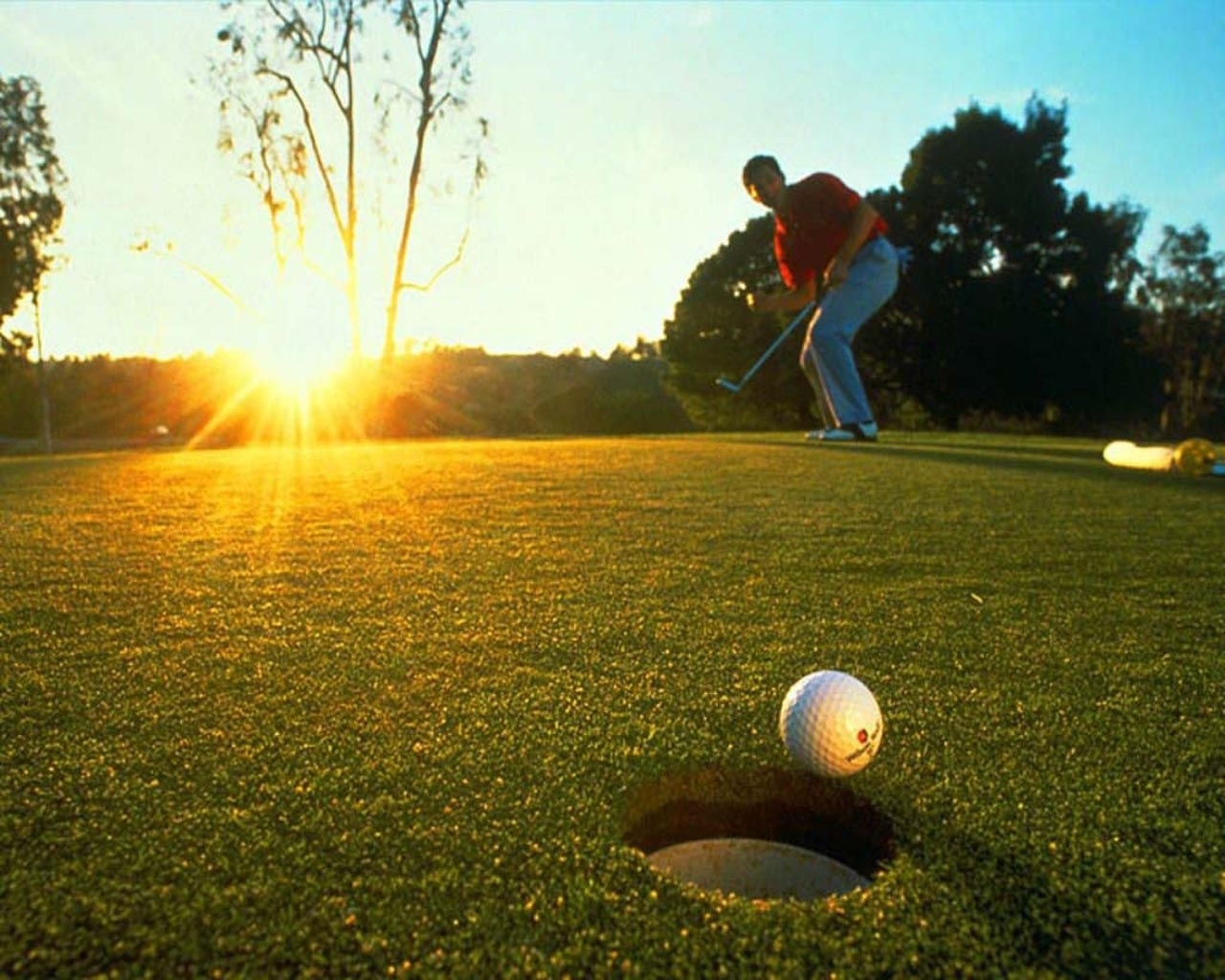 Handy-Wallpaper Sport, Menschen, Grass, Sun, Golf kostenlos herunterladen.