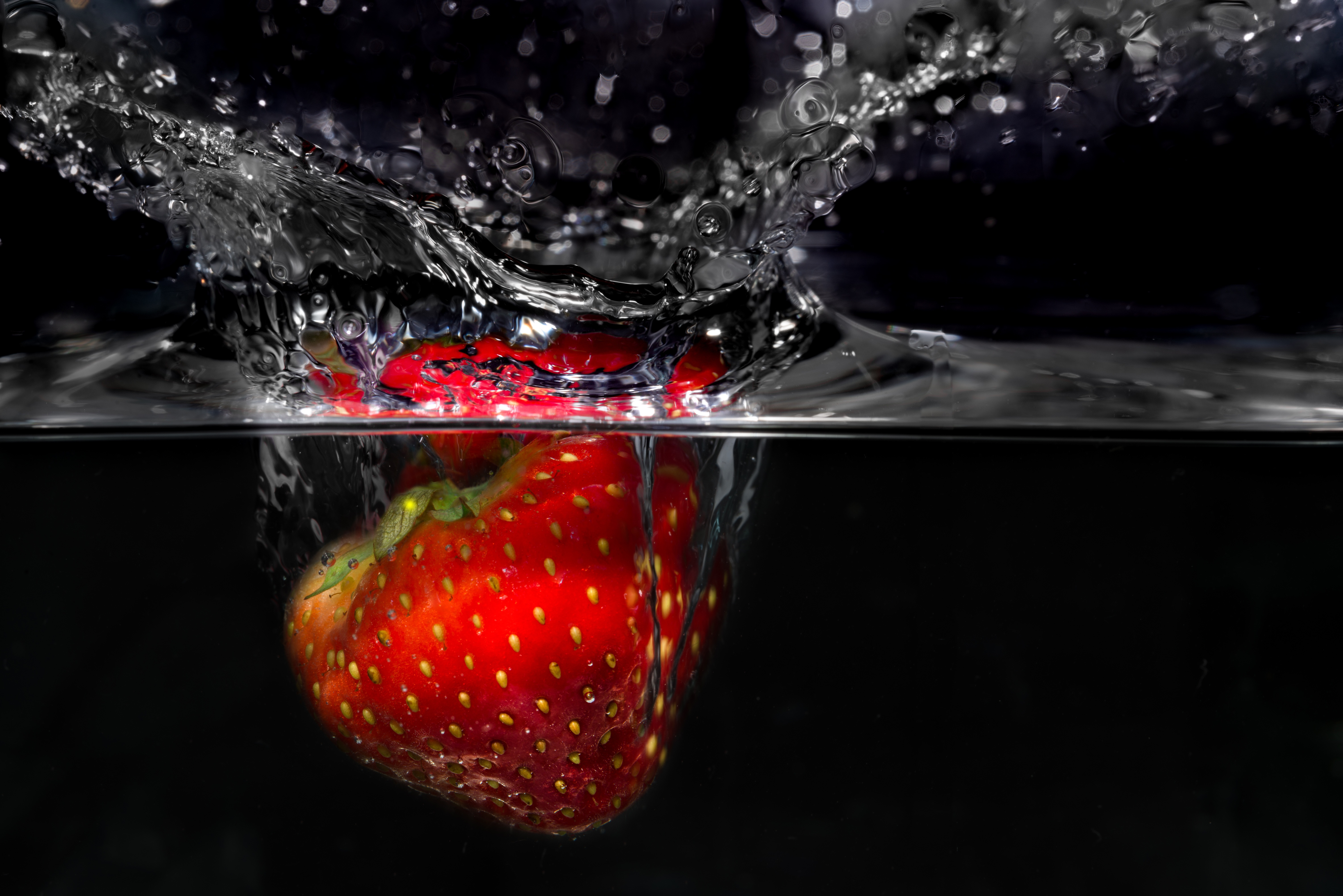 Laden Sie das Erdbeere, Makro, Spray, Sprühen, Spritzen, Splash, Beere-Bild kostenlos auf Ihren PC-Desktop herunter