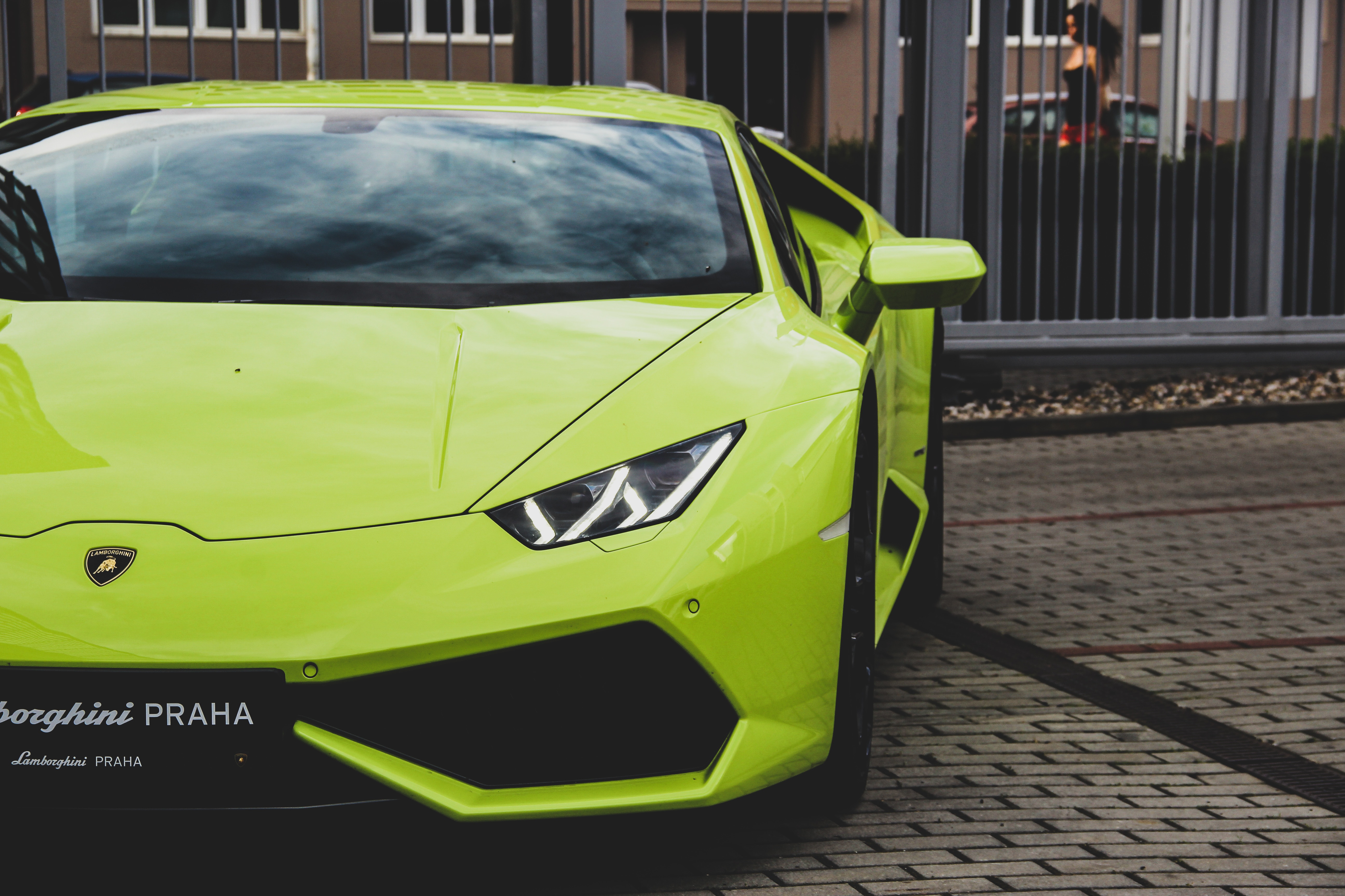 155582 Bildschirmschoner und Hintergrundbilder Lamborghini Aventador auf Ihrem Telefon. Laden Sie sportwagen, sport, lamborghini, cars, grün, scheinwerfer, lamborghini aventador Bilder kostenlos herunter