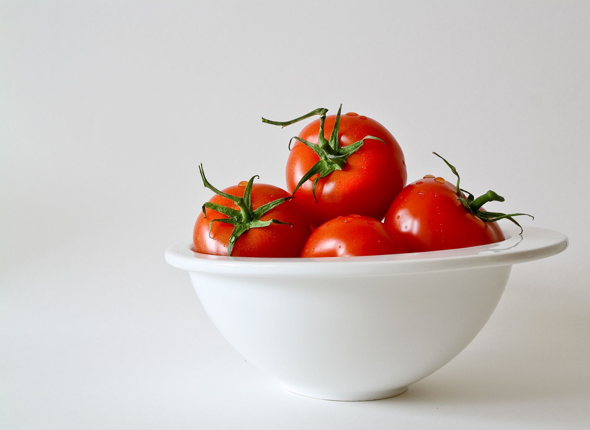 69935 Hintergrundbild herunterladen lebensmittel, gemüse, teller, tomaten - Bildschirmschoner und Bilder kostenlos