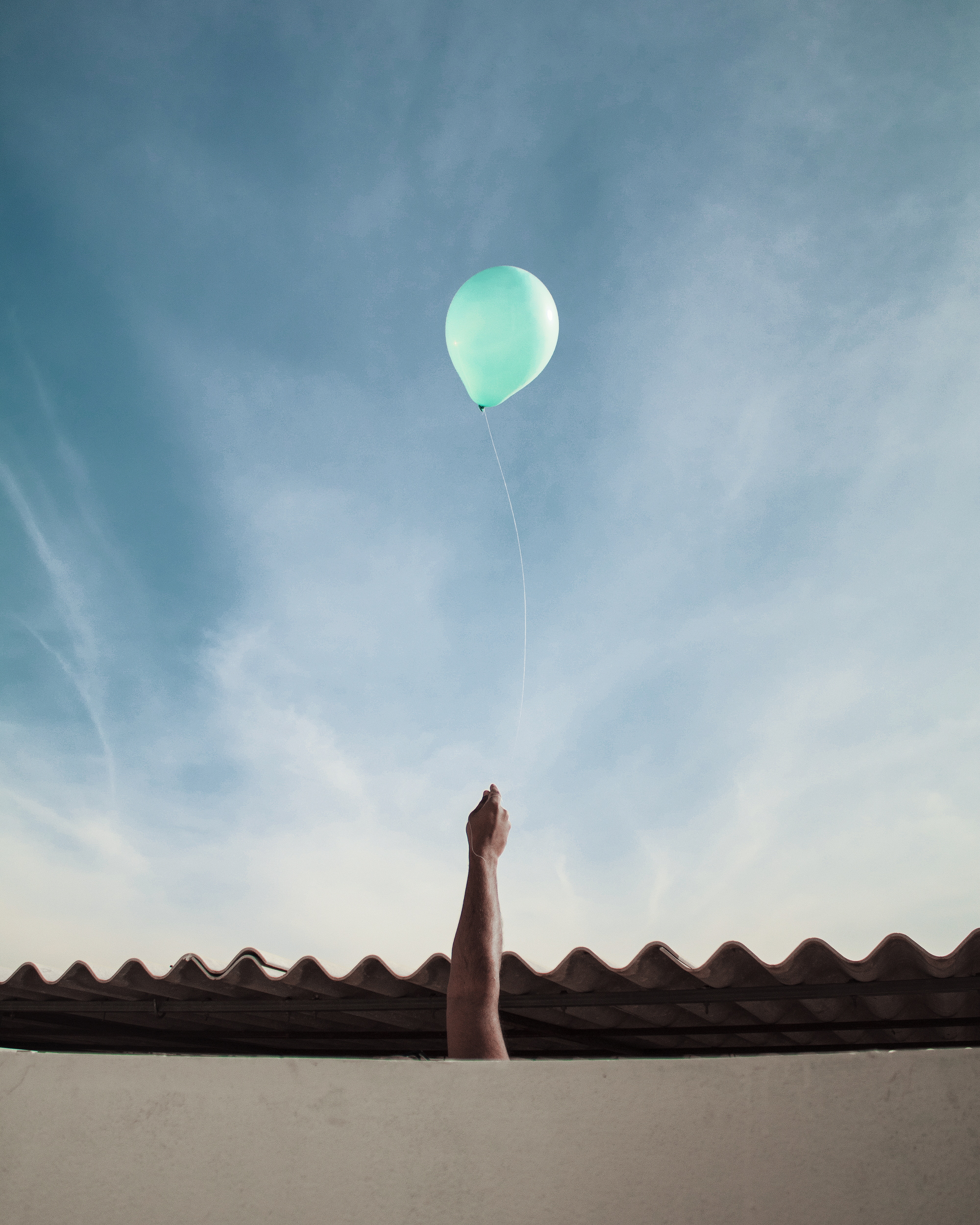 140754 Bildschirmschoner und Hintergrundbilder Luftballon auf Ihrem Telefon. Laden Sie sky, clouds, hand, verschiedenes, sonstige, luftballon, ballon, dach Bilder kostenlos herunter