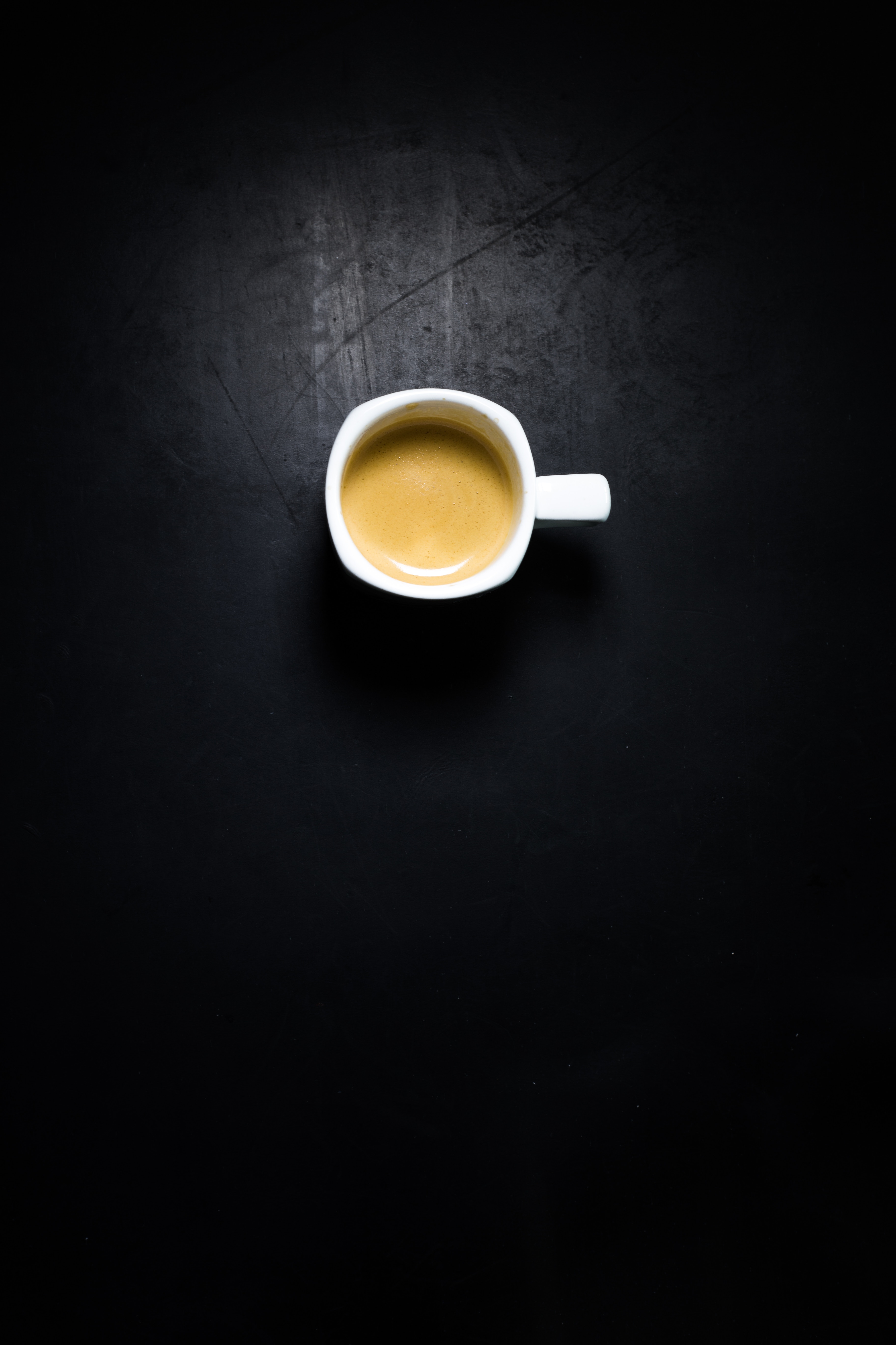 Handy-Wallpaper Coffee, Blick Von Oben, Dunkel, Das Schwarze, Eine Tasse, Tasse, Minimalismus, Schatten, Tisch, Tabelle, Schaum, Meerschaum kostenlos herunterladen.