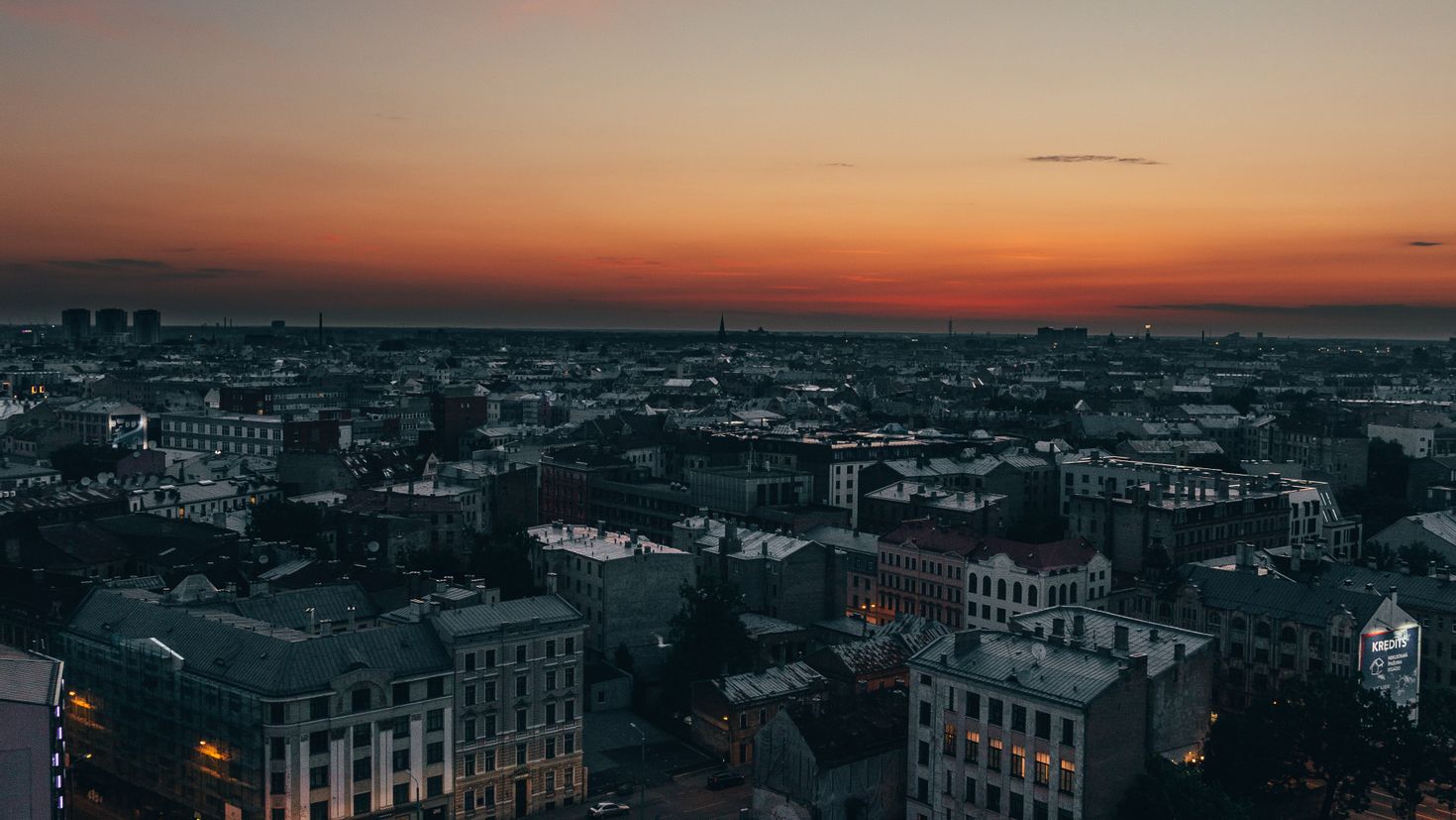 Вид с крыши на город закат