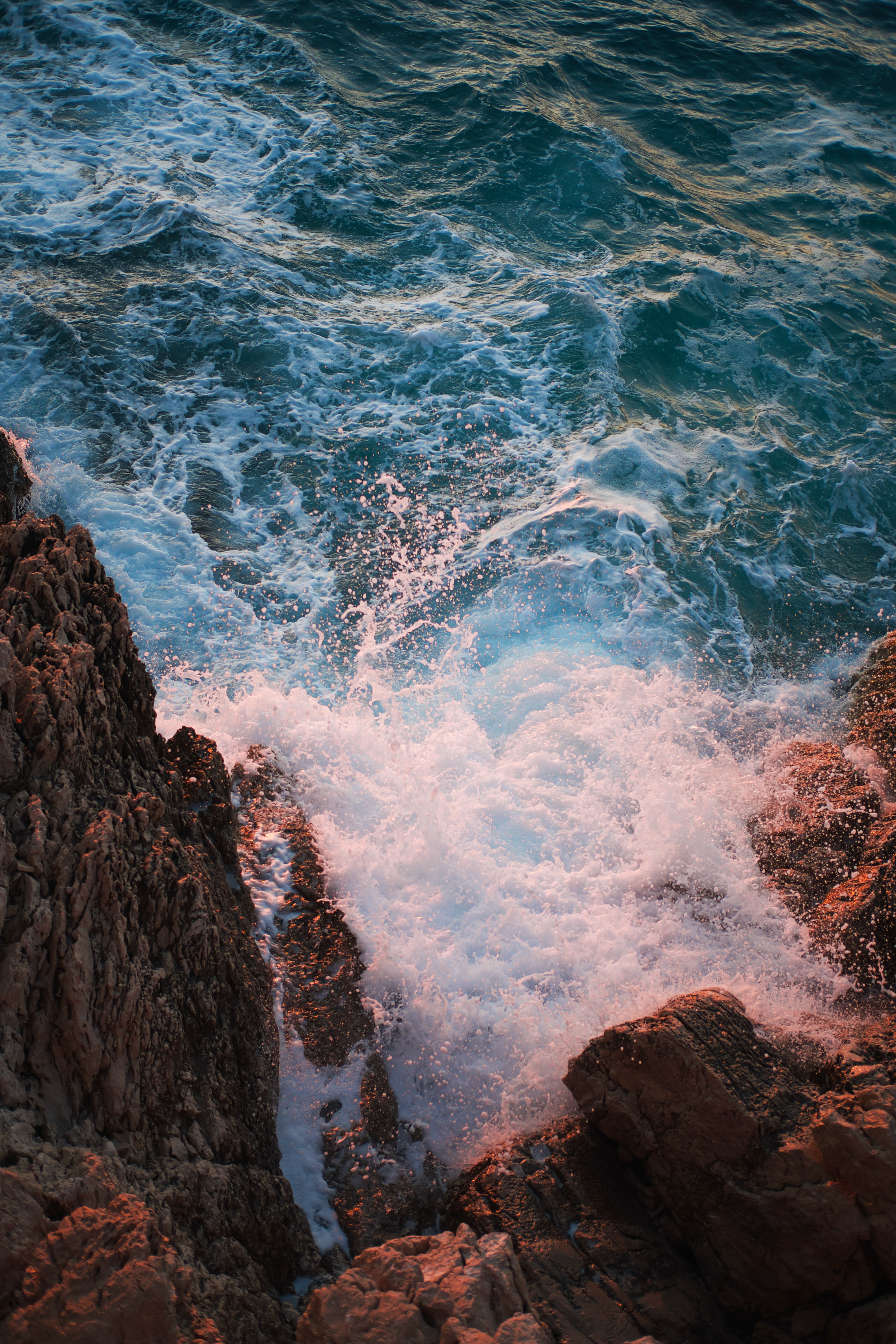 54024 Hintergrundbild herunterladen natur, wasser, sea, waves, felsen, die steine, sprühen, spray - Bildschirmschoner und Bilder kostenlos
