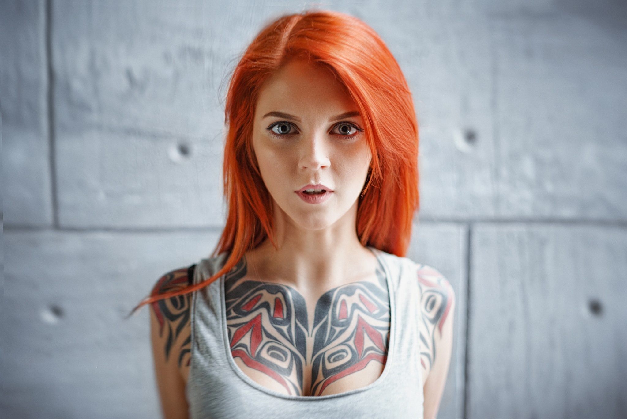 Рыжая с татуировками