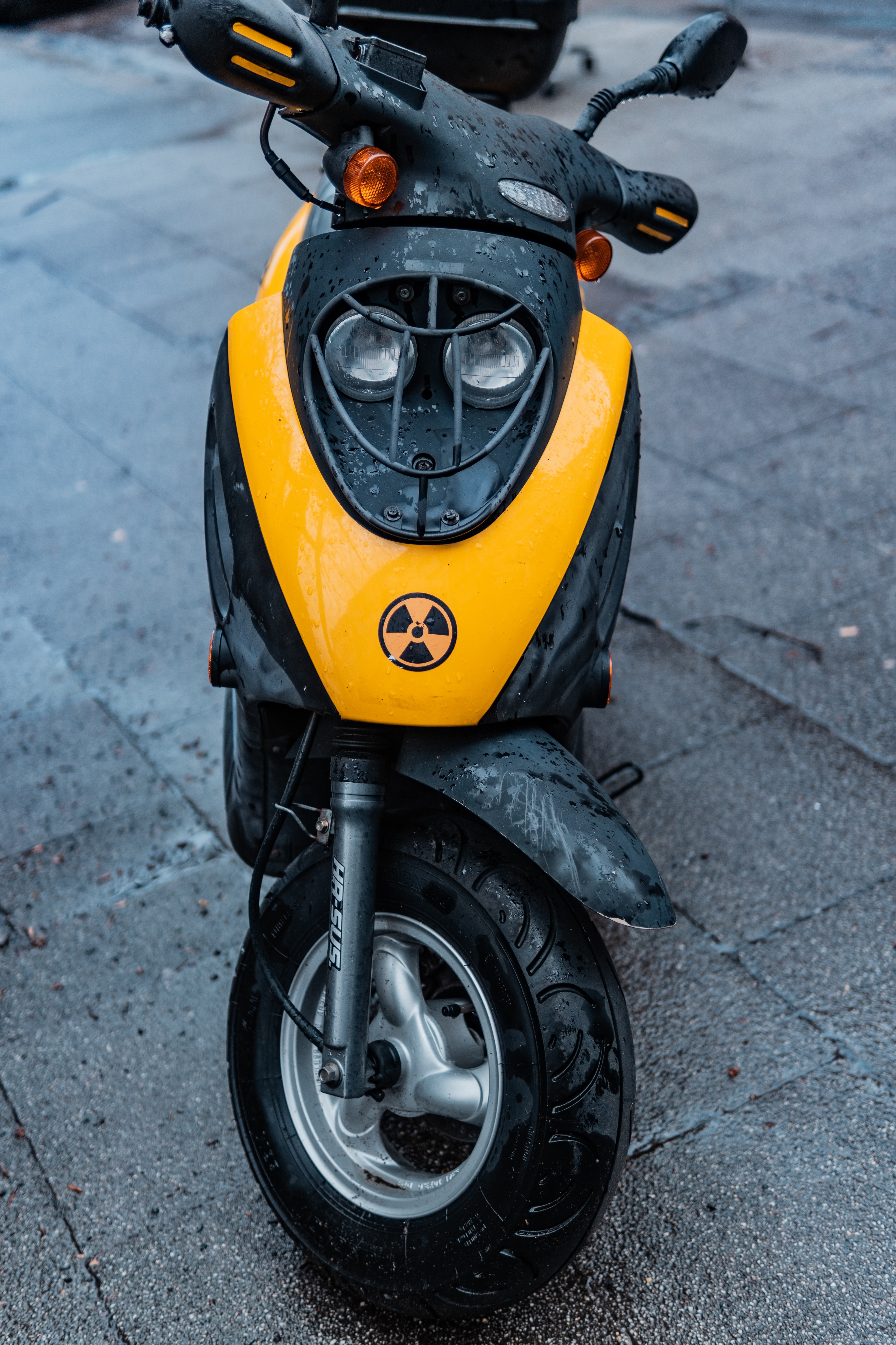 156016 descarga Amarillo fondos de pantalla para tu teléfono gratis, patinete, ciclomotor, mojado, motocicletas Amarillo imágenes y protectores de pantalla para tu teléfono
