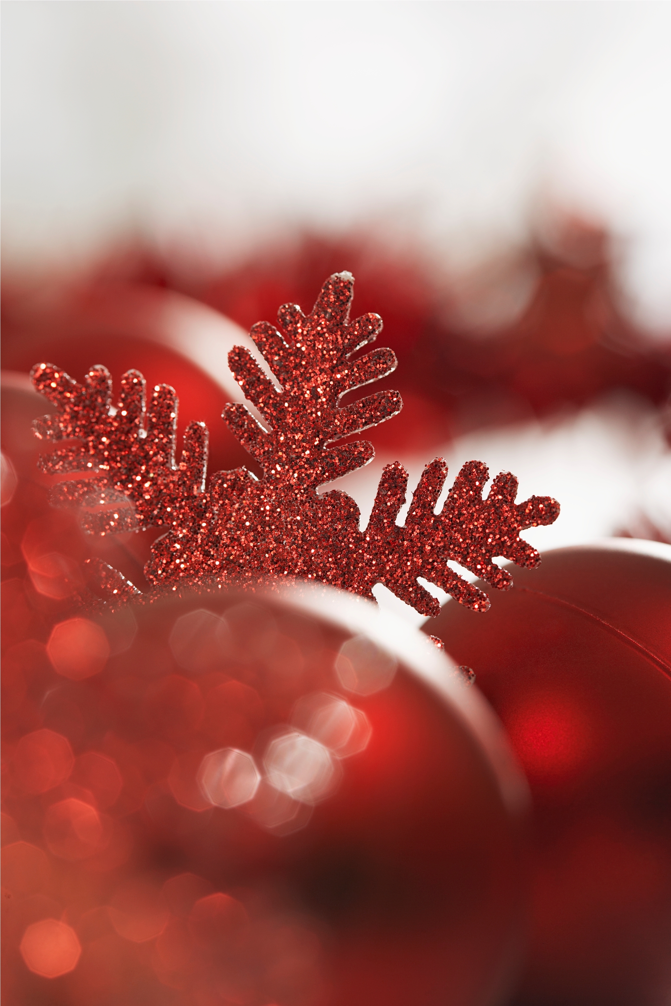 22062 Hintergrundbild herunterladen feiertage, neujahr, weihnachten, schneeflocken, rot - Bildschirmschoner und Bilder kostenlos