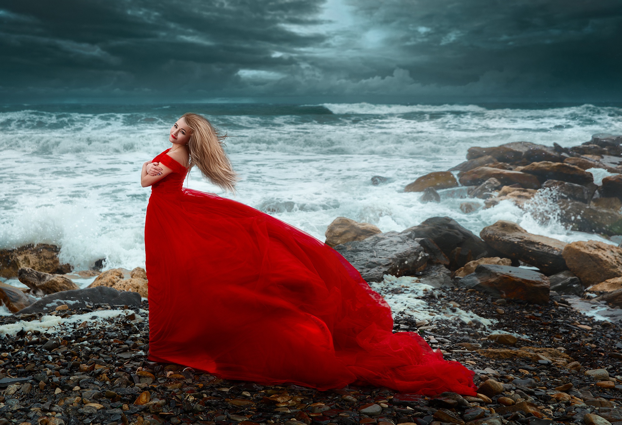 Женщина у моря в платье