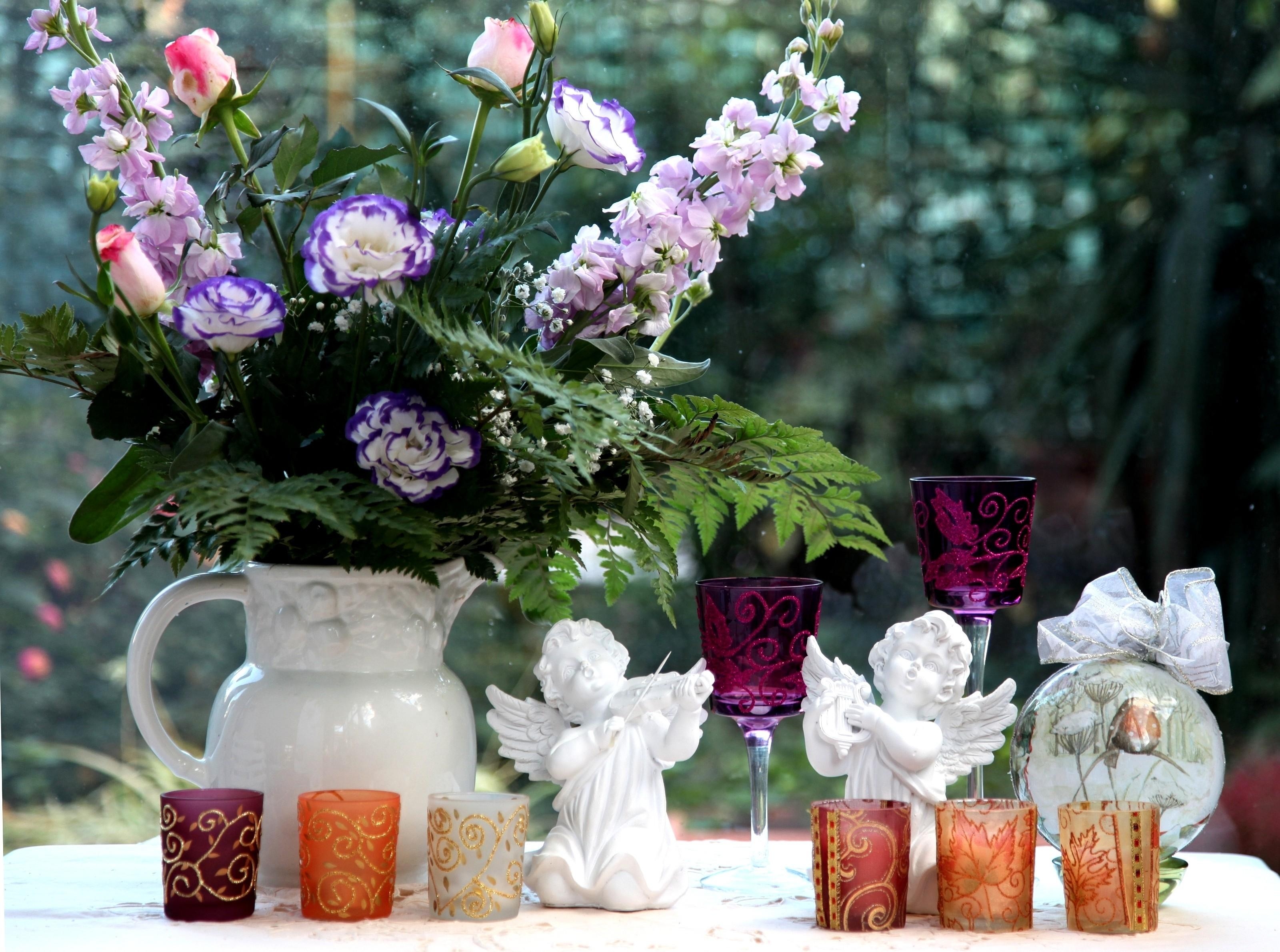 106256 скачать обои цветы, лизиантус рассела, стаканы, кувшин, левкой, бокалы, букет, ангелы - заставки и картинки бесплатно
