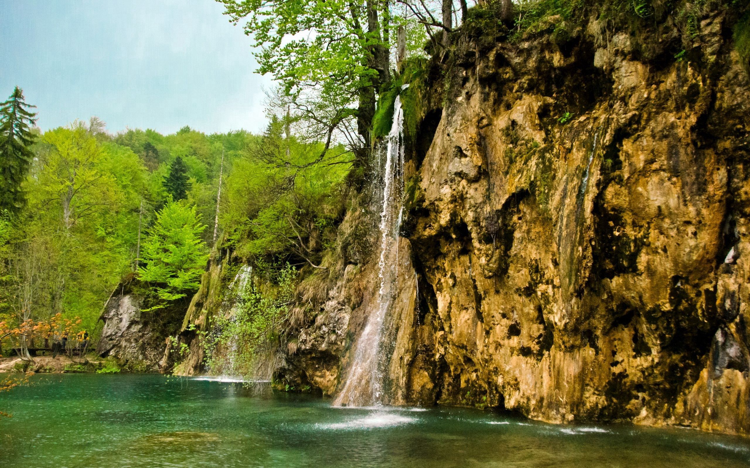 Handy-Wallpaper Natur, Flüsse, Bäume, Wasserfall, Fließen, Fluss, Grassteine kostenlos herunterladen.