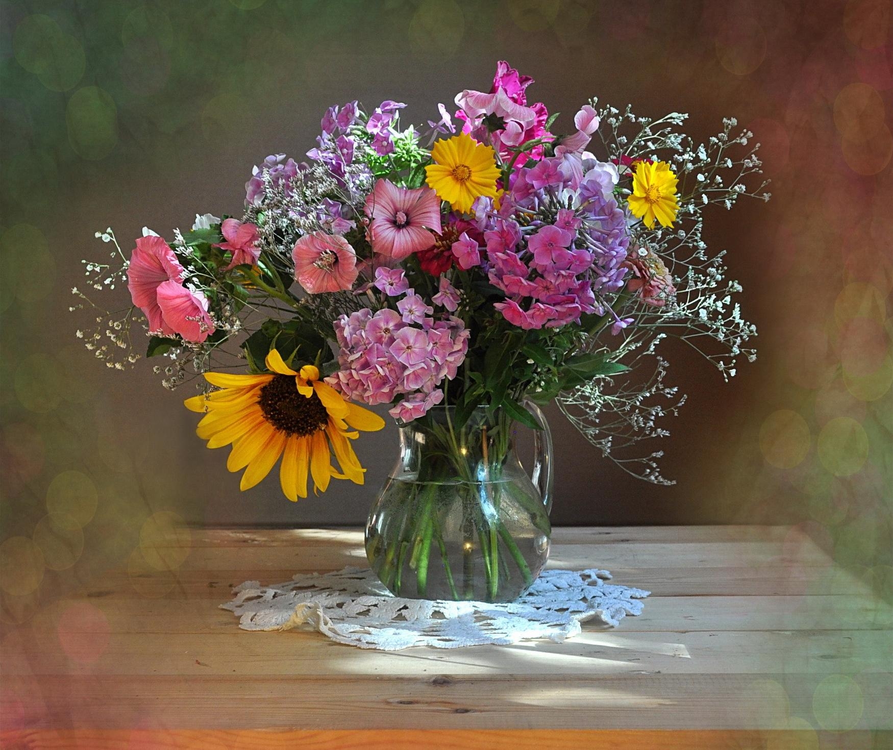 109501 Hintergrundbild herunterladen blumen, strauß, bouquet, krug, schleierkraut, gipsophile, sonnenblume, serviette, petunie - Bildschirmschoner und Bilder kostenlos