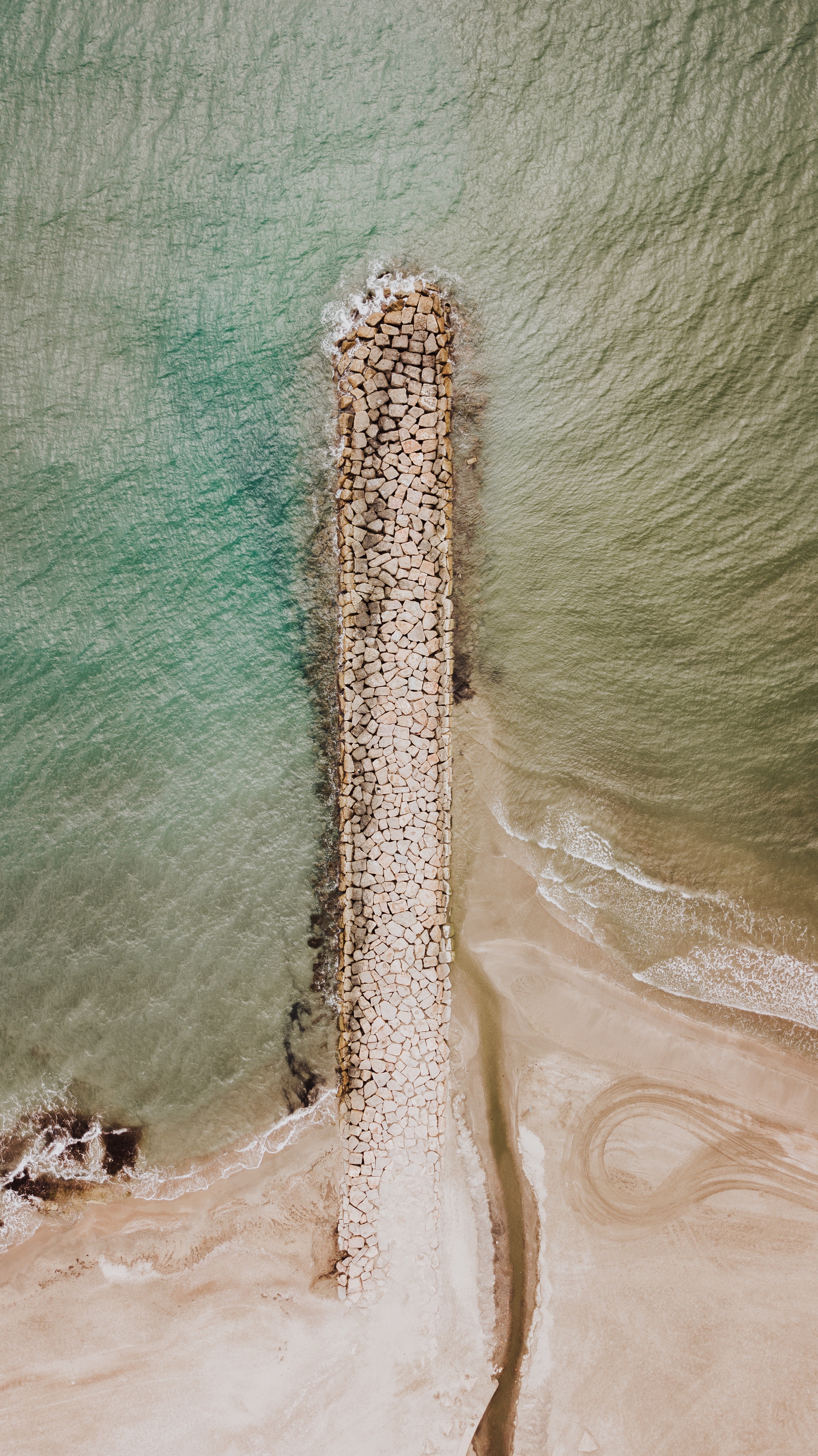 120502 Заставки и Обои Пляж на телефон. Скачать камни, волнолом, волнорез, природа картинки бесплатно