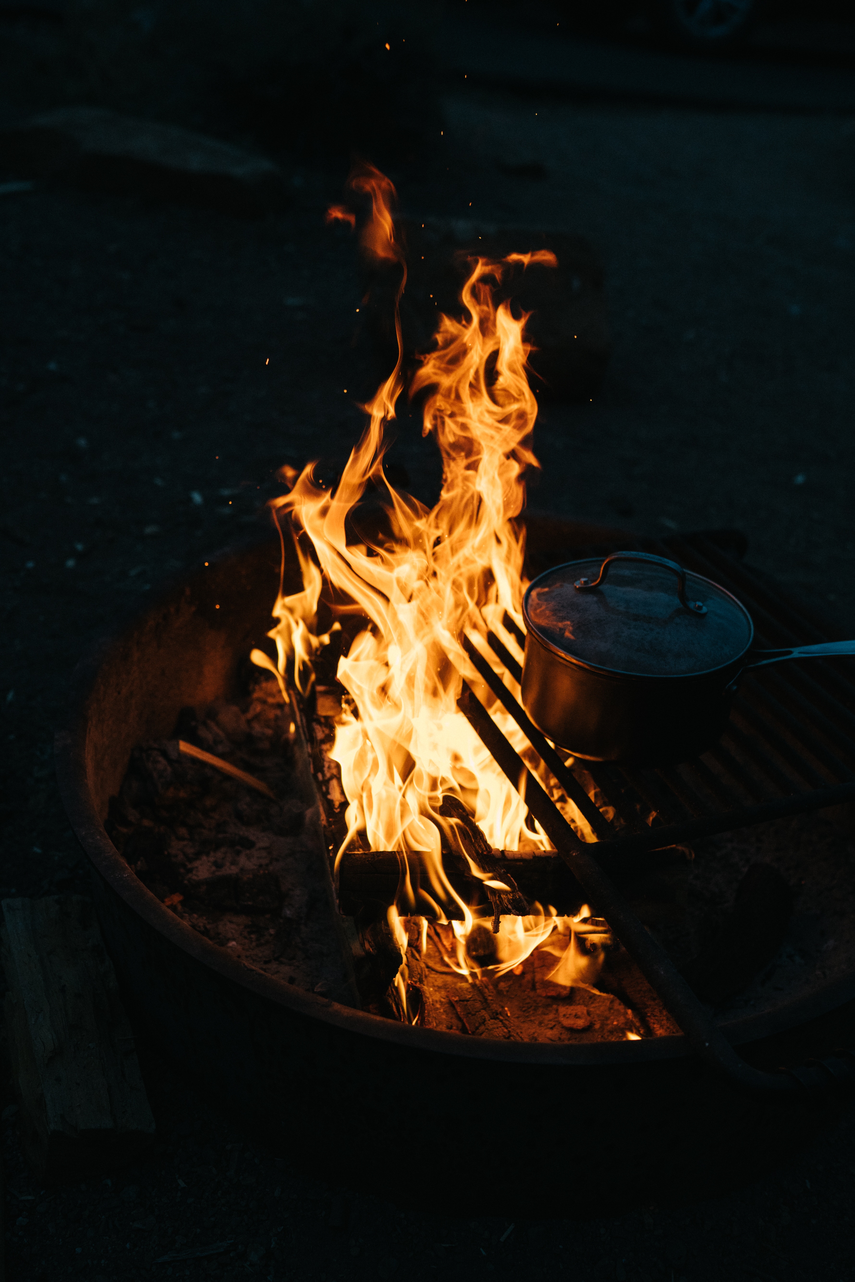 Laden Sie das Feuer, Bonfire, Übernachtung, Geschirr, Dunkel, Camping, Campingplatz-Bild kostenlos auf Ihren PC-Desktop herunter