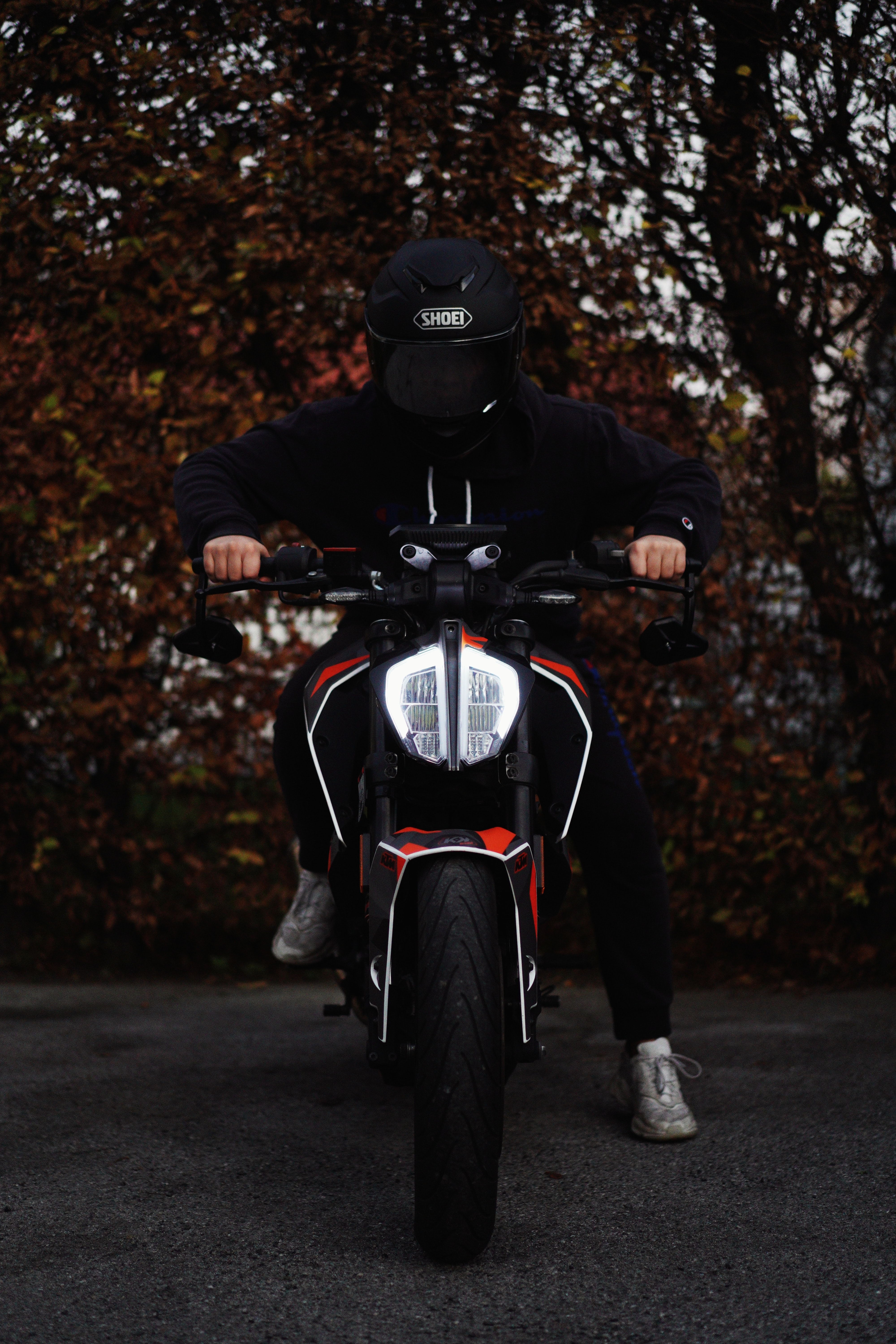 85371 Bild herunterladen motorräder, schwarz, das schwarze, motorradfahrer, helm, motorrad, fahrrad - Hintergrundbilder und Bildschirmschoner kostenlos