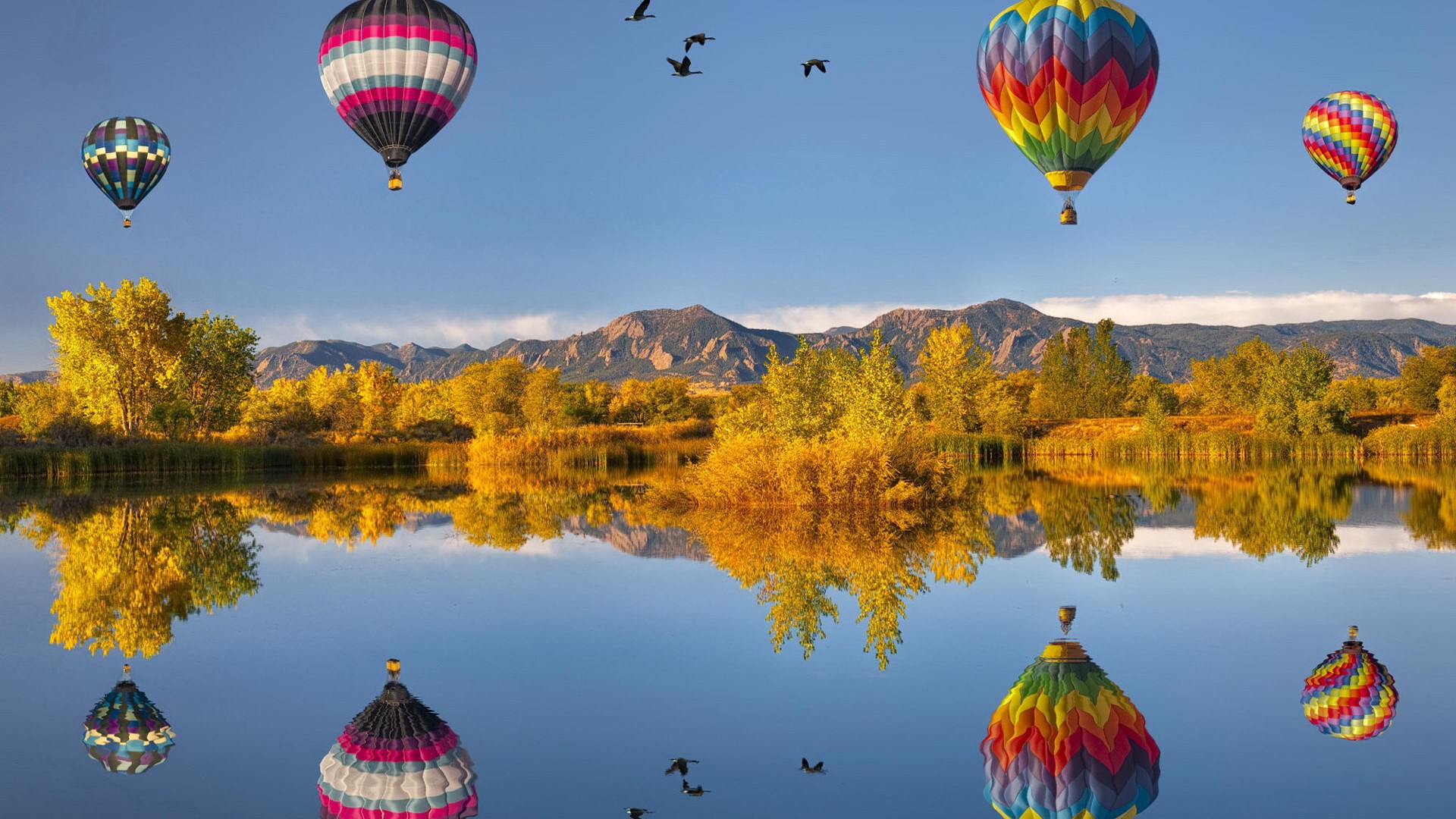 Воздушный шар над озером