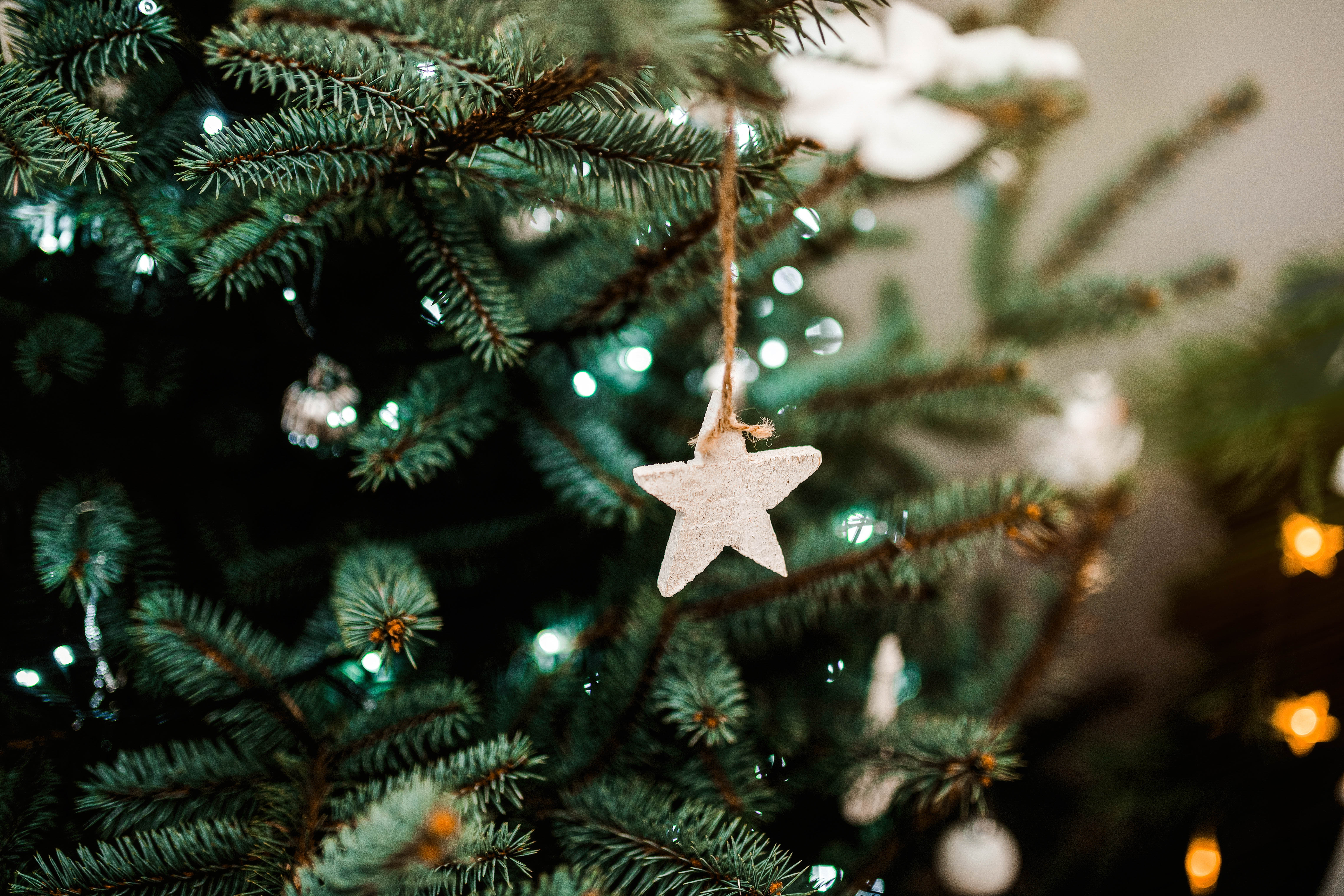 お使いの携帯電話の155128スクリーンセーバーと壁紙新年。 祝日, 装飾, 星, クリスマスツリーの写真を無料でダウンロード