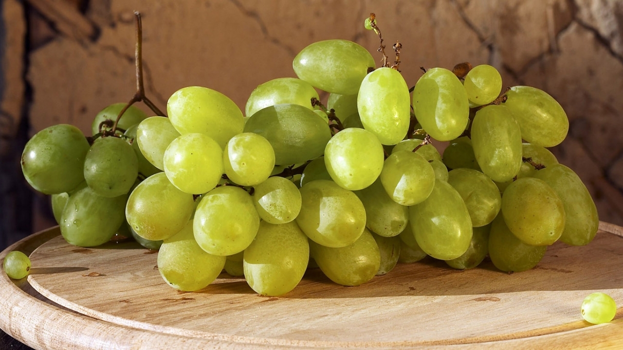 grapes, fruits, food, yellow Smartphone Background