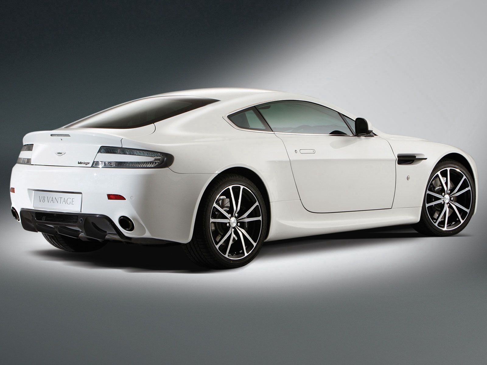 Handy-Wallpaper Auto, Aston Martin, Cars, Seitenansicht, 2010, V8, Vorteil, Vantage kostenlos herunterladen.