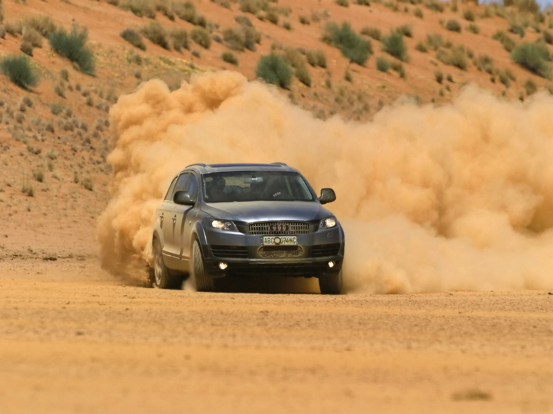 Running car. Порше Кайен дрифт. Ауди q7 дрифт. Машина для пустыни. Автомобиль в пустыне.