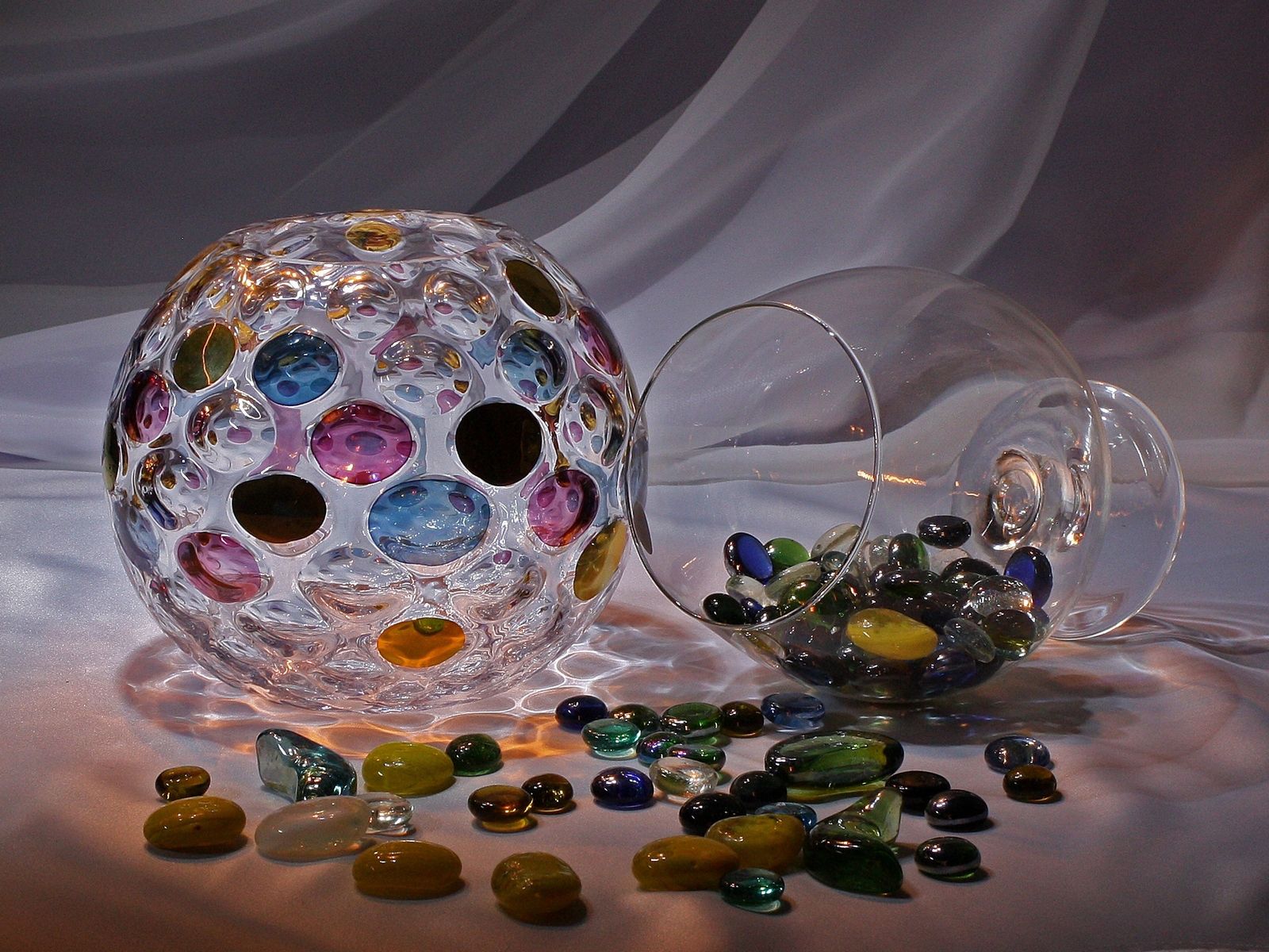 79834 скачать обои ваза, стекло, шары, разноцветный, 3d, камни - заставки и картинки бесплатно