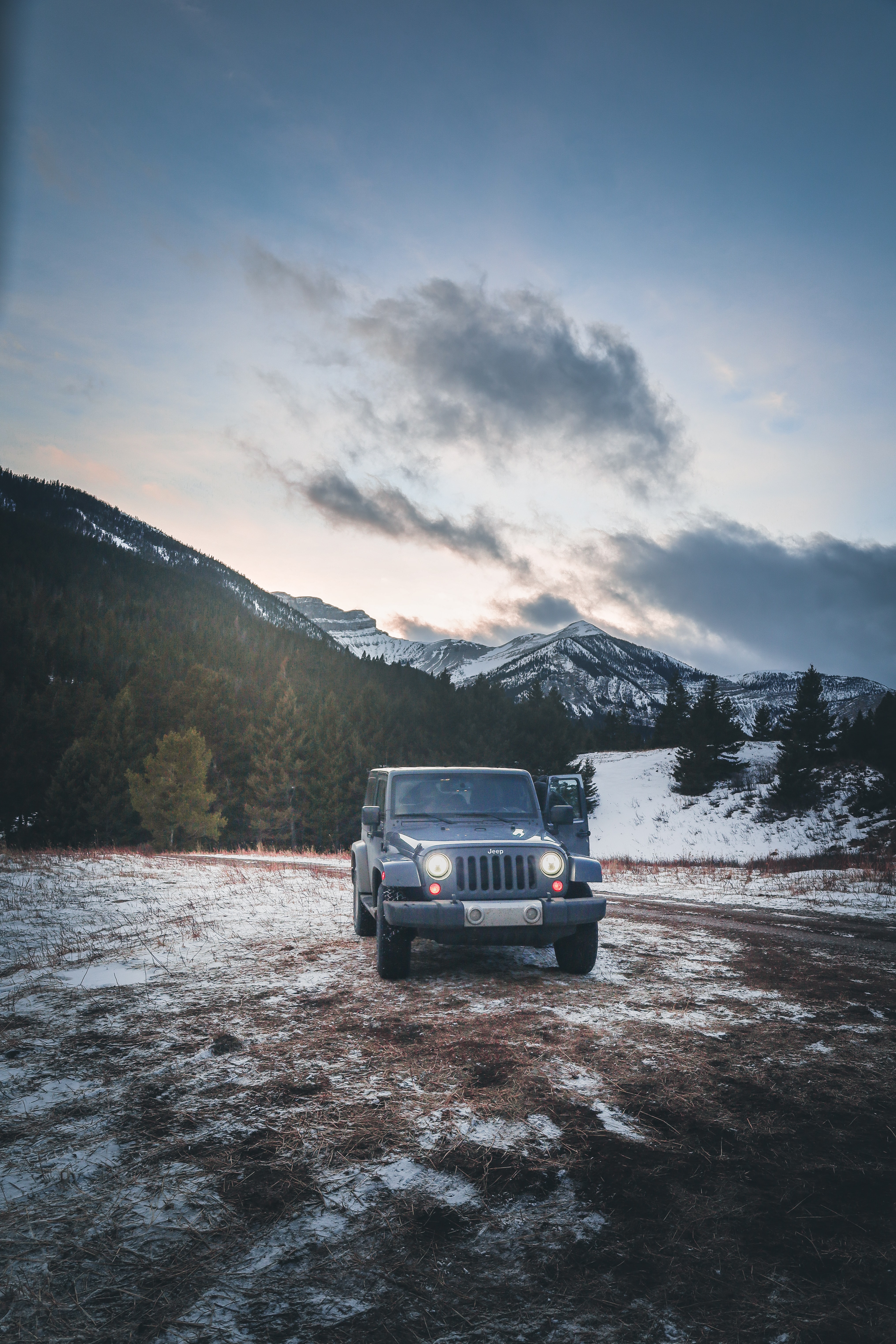 Handy-Wallpaper Auto, Winter, Mountains, Schnee, Cars, Wagen, Suv, Jeep kostenlos herunterladen.