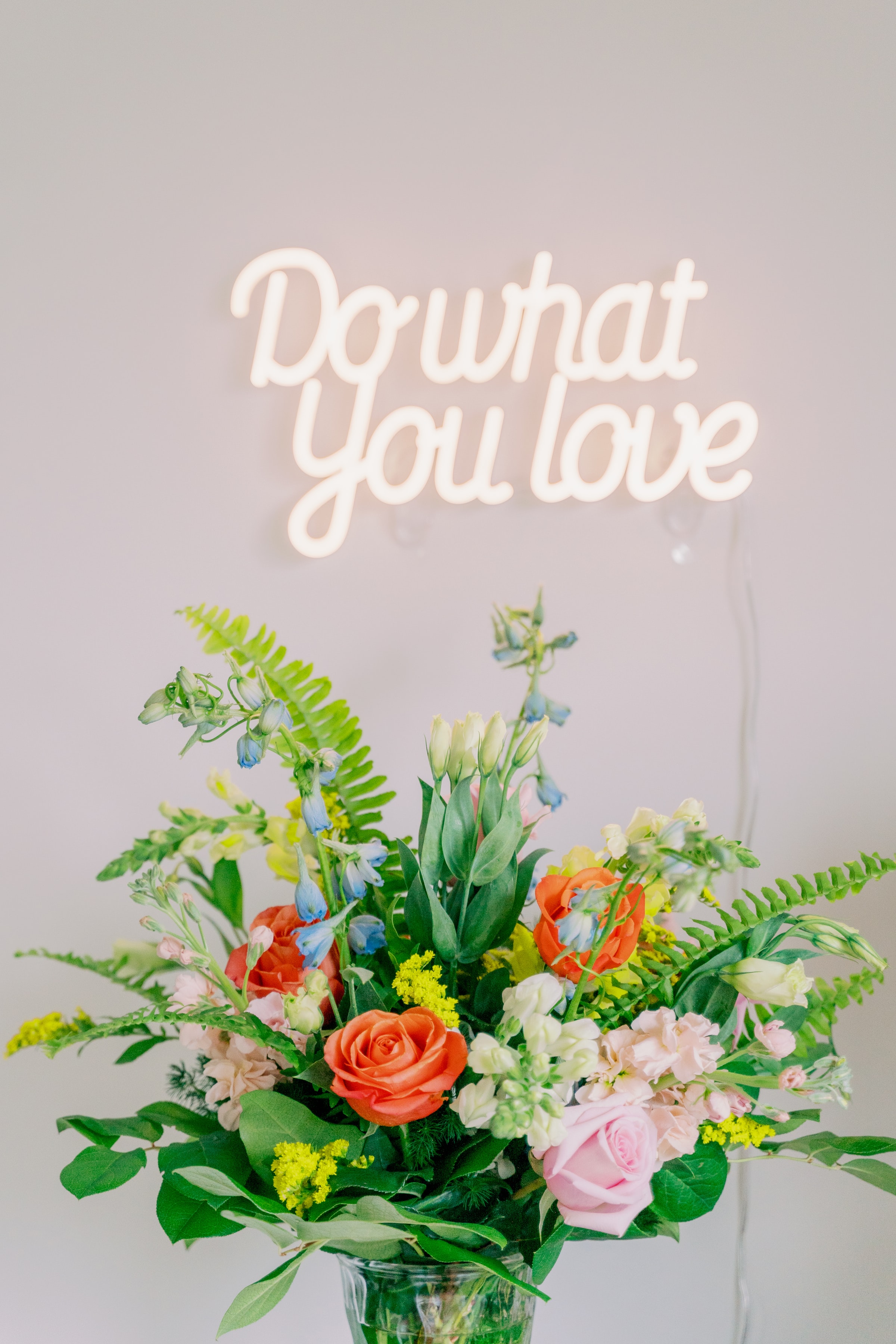 Laden Sie das Blumen, Liebe, Die Wörter, Wörter, Strauß, Bouquet, Neon, Inschrift-Bild kostenlos auf Ihren PC-Desktop herunter