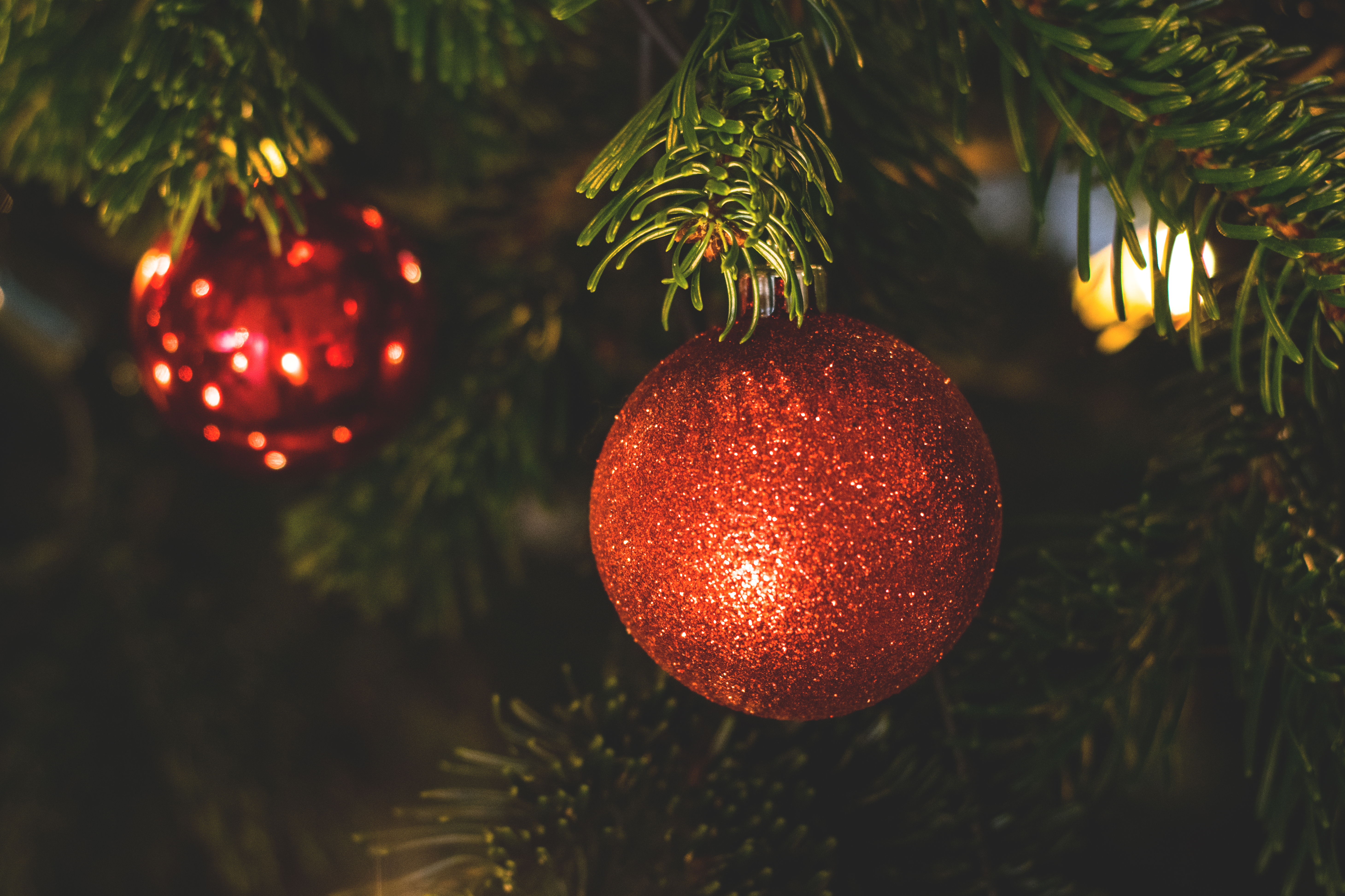 152764 Hintergrundbild herunterladen neujahr, feiertage, weihnachten, rot, neues jahr, ball, weihnachtsbaum, lametta, pailletten, weihnachtsdekoration, neujahrsdekoration - Bildschirmschoner und Bilder kostenlos