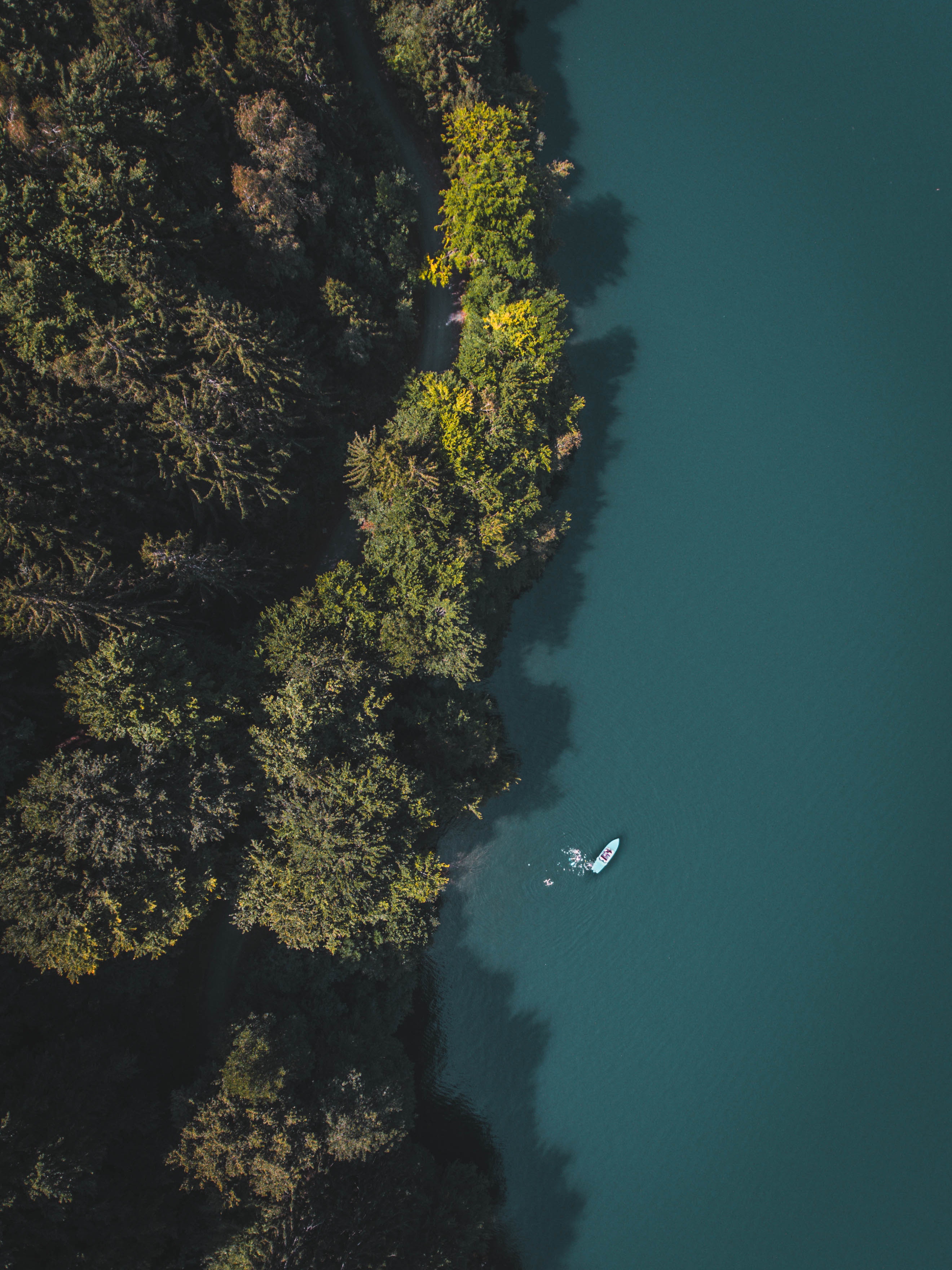 お使いの携帯電話の153879スクリーンセーバーと壁紙ボート。 木, 湖, 上から見る, 舟の写真を無料でダウンロード