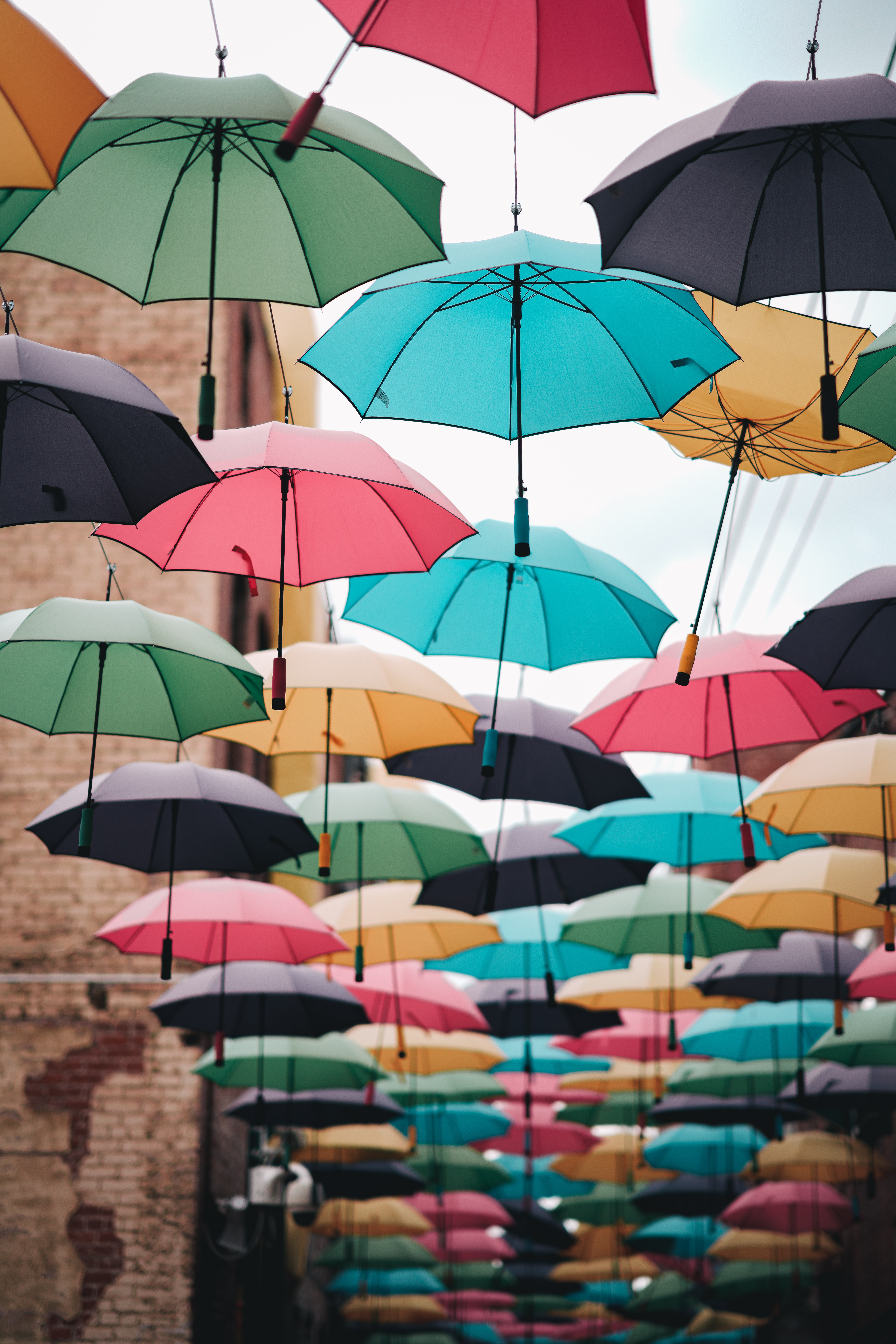 140626 Bildschirmschoner und Hintergrundbilder Regenschirme auf Ihrem Telefon. Laden Sie verschiedenes, sonstige, straße, mehrfarbig, motley, dekor, street, regenschirme, sonnenschirme Bilder kostenlos herunter