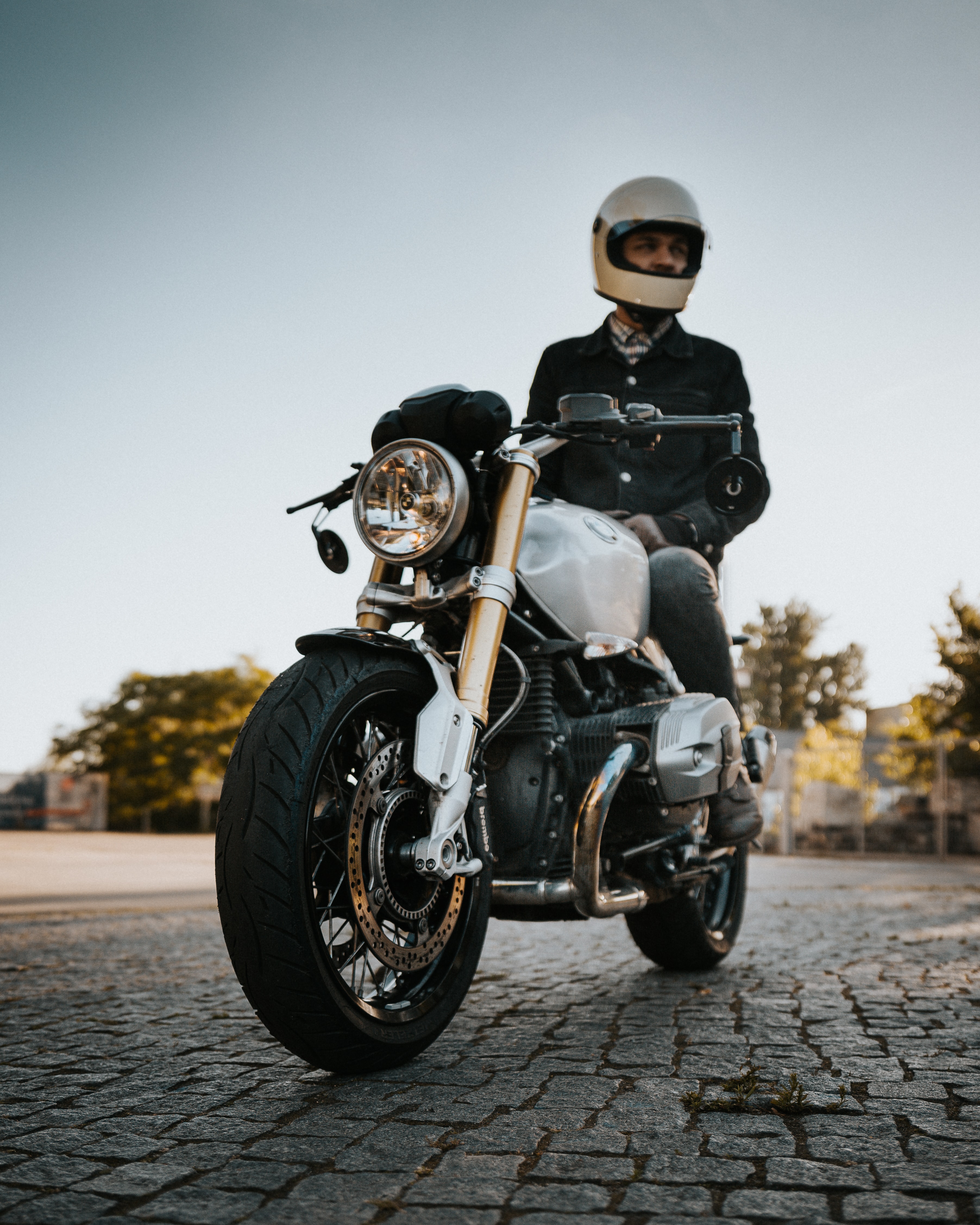 Handy-Wallpaper Motorräder, Motorradfahrer, Seitenansicht, Helm, Motorrad kostenlos herunterladen.