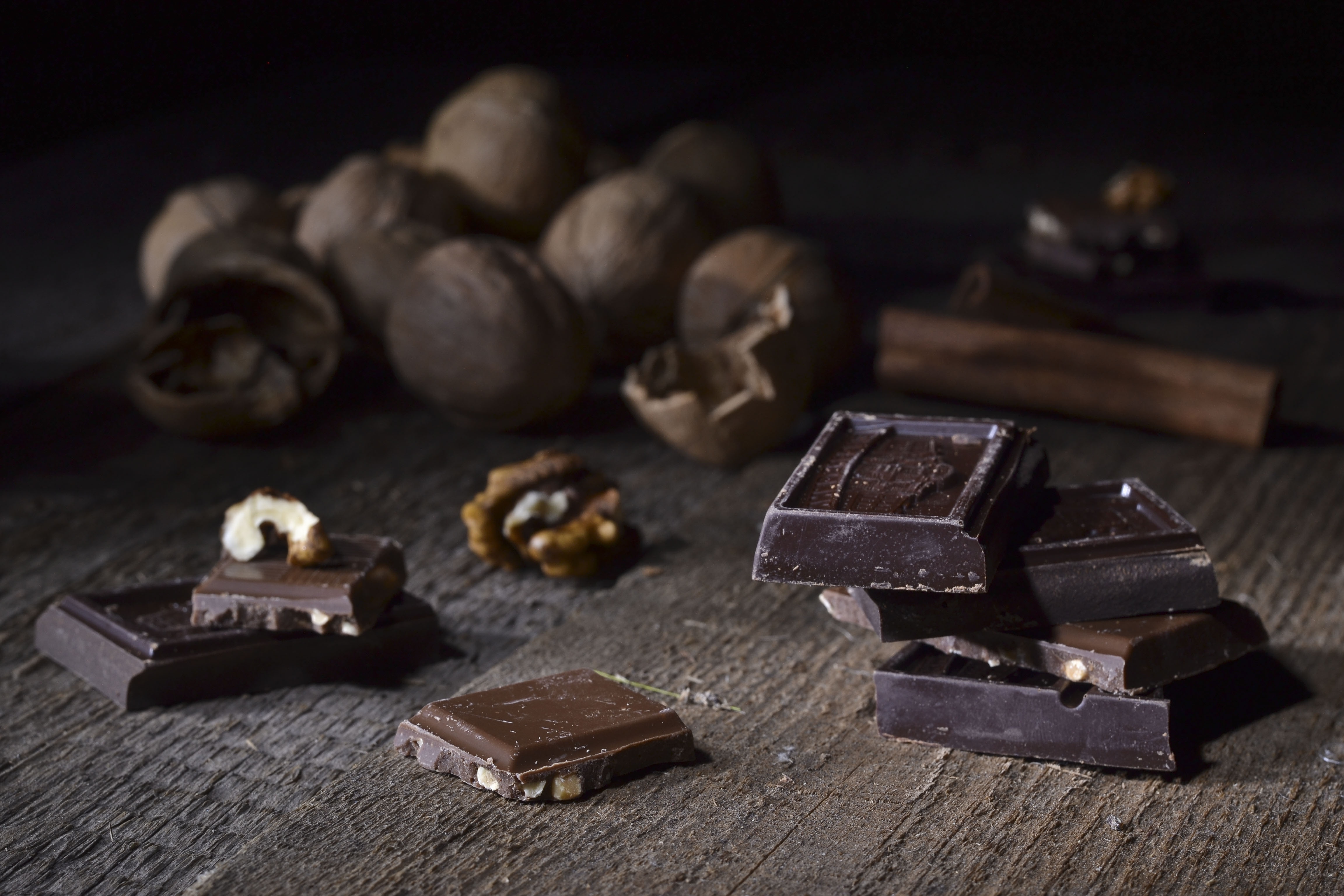 Шоколад столе. Шоколадка на столе. Шоколадные обои на рабочий стол. Шоколад фото картинки.