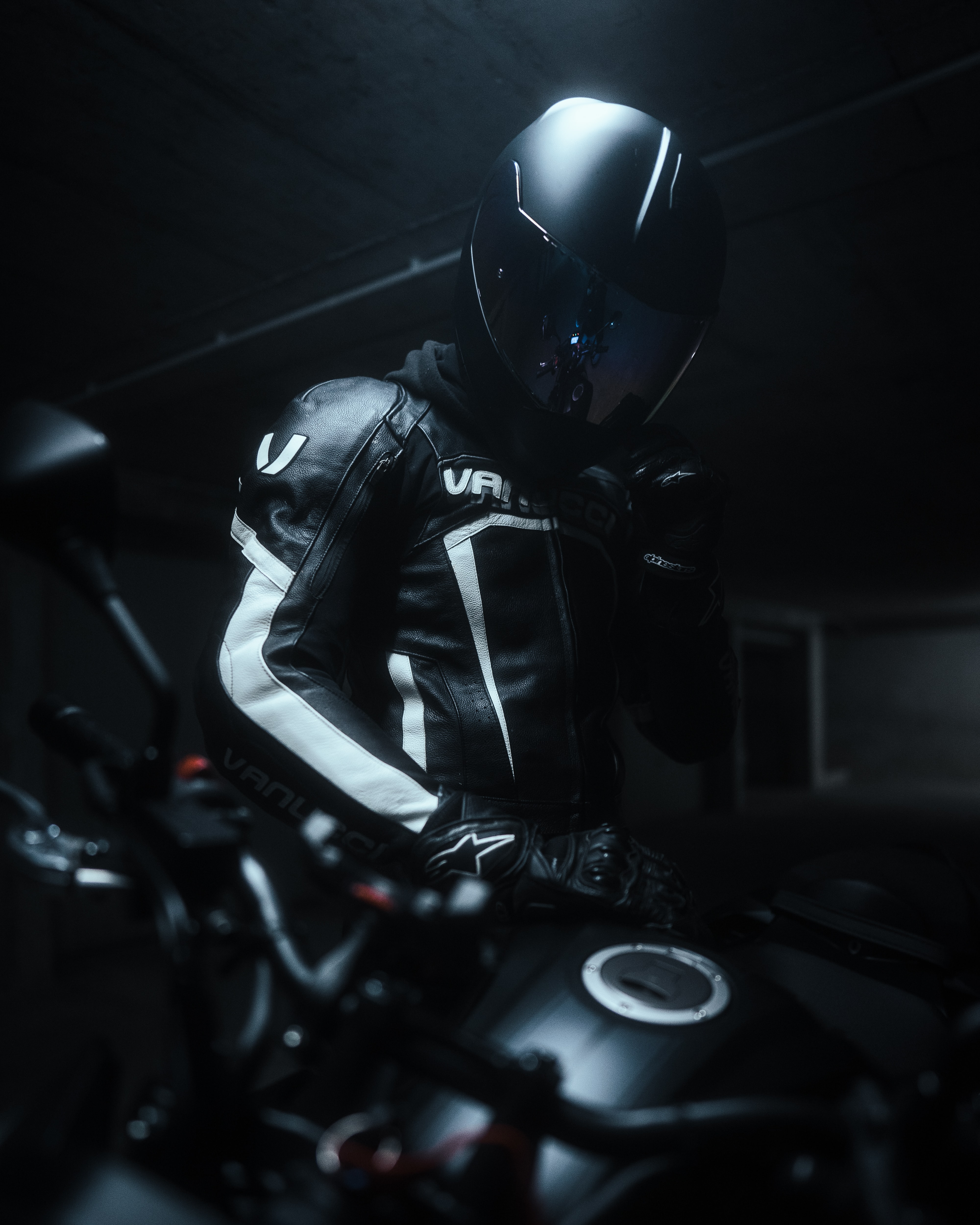 134415 descargar fondo de pantalla motocicletas, ciclista, el negro, casco, motocicleta, motociclista, negro: protectores de pantalla e imágenes gratis