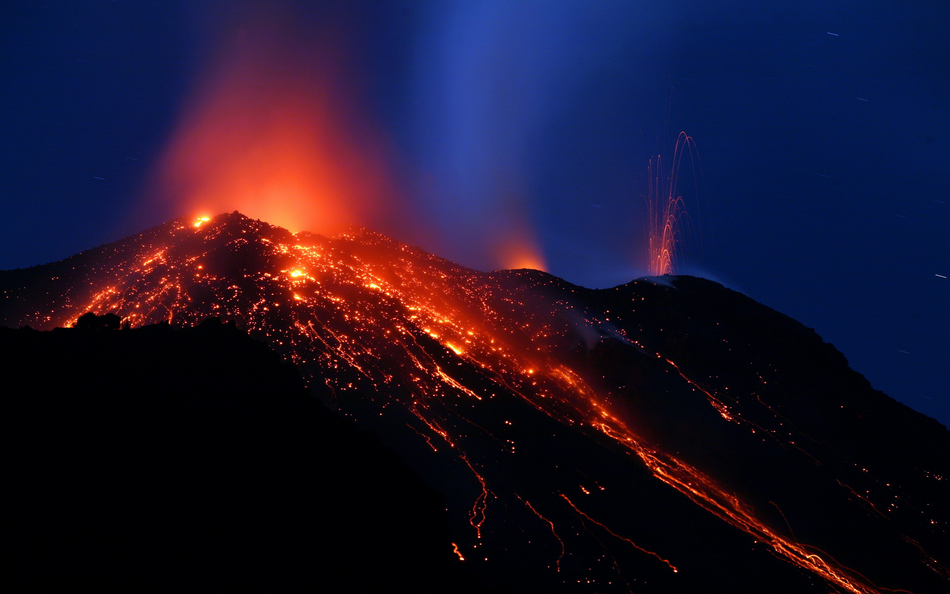 Вулкан Стромболи ночью
