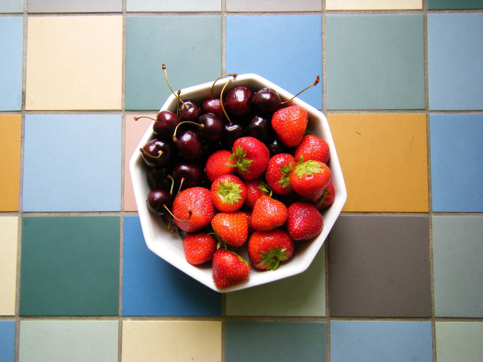 plate, berries, strawberry, food 4K iPhone